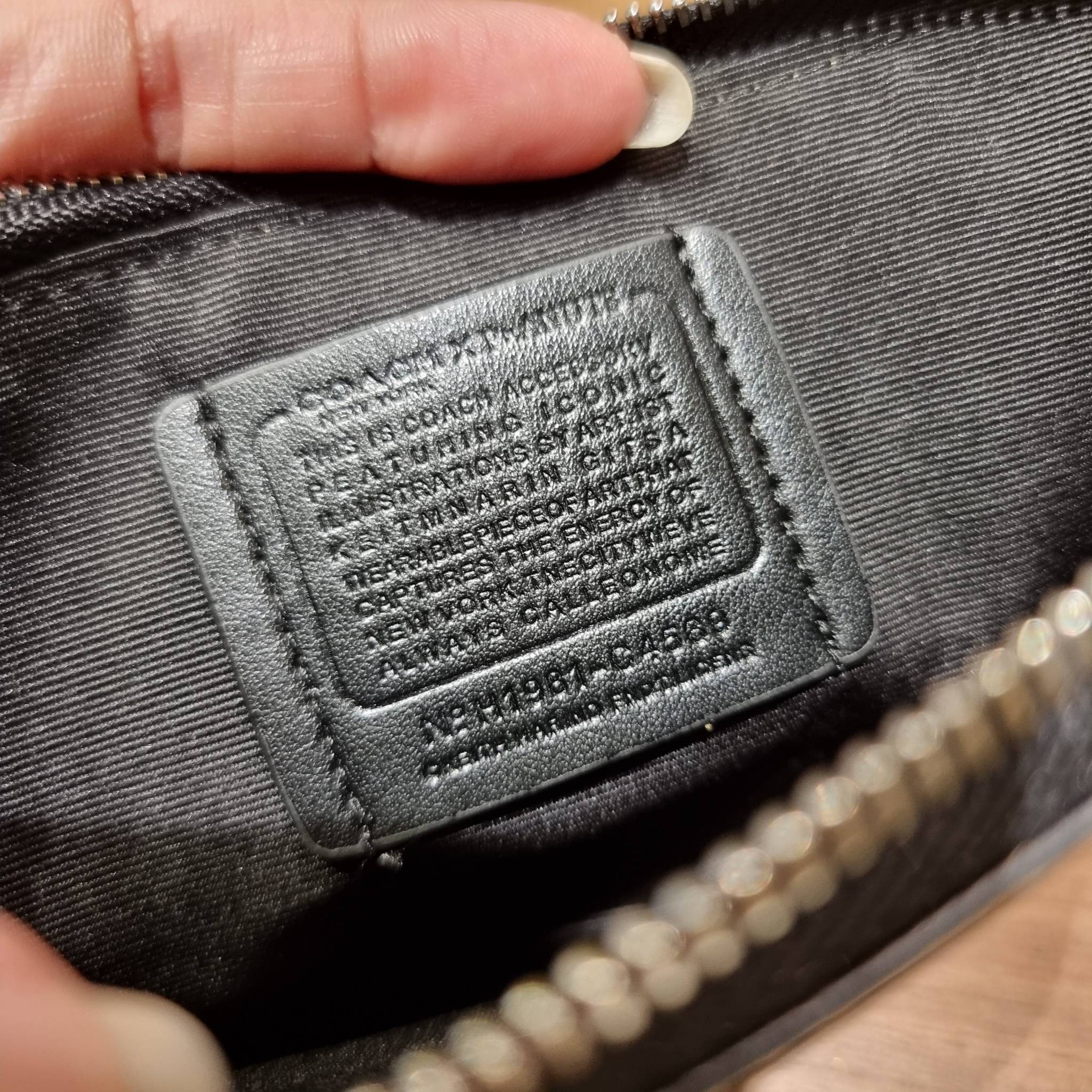 COACH C4589 COACH x PEANUTS CORNER ZIP WRISTLET IN SIGNATURE CANVAS WITH SNOOPY PRINT เหล่าผองเพื่อนและสนูปพีมาแล้วจ้า คอลเลคชั่นสุดน่ารักที่ฮอตไม่มีตก กระเป๋าคล้องมือ ขนาดเหมาะพกพากำลังเหมาะ วัสดุหนังแคนวาสเคลือบลาย ภายในเป็นช่องโล่ง ใส่ธนบัตร หรือใส่บัต