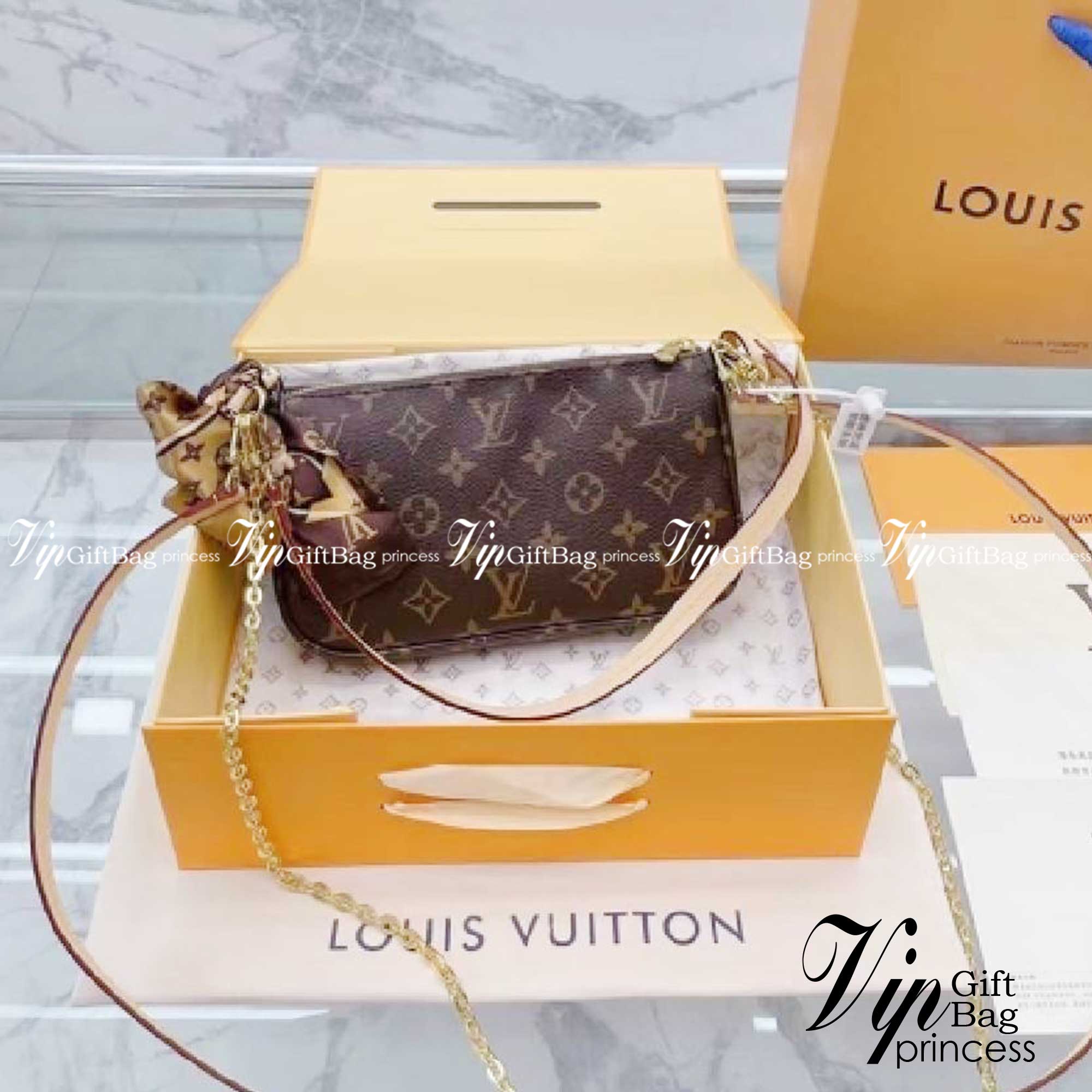 LV POCHETTE ACCESSOIRES กระเป๋าสะพายทรงพอช สุดฮอต ดีงาม ดีไซน์คลาสสิควินเทจ ขนาดกำลังสวย ประหยัดพื้นที่ มาพร้อมสายคล้องโซ่ และสายสะพายหนัง เป็นไอเท็มที่เหมาะในทุกโอกาส สะพายปรับลุคได้หลายสไตล์ รับรองคุ้มค่าจริงๆจ้า