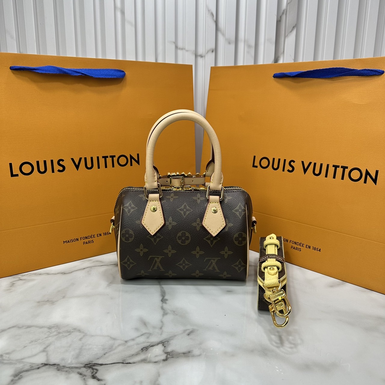 LV Speedy Bandoulière 7" Bicolor Monogram Bag / LV Keepall Bag น้องกระเป๋าทรงหมอนไซส์มินิน่ารัก ดีไซน์น่าใช้มากๆ โทนสีใหม่สวยคลาสสิค รูปทรงโดดเด่น ภายในเป็นช่องกว้าง มาพร้อมสายสะพาย ใบจริงสวยเกินเบอร์!! ไม่ผิดหวังจ้า