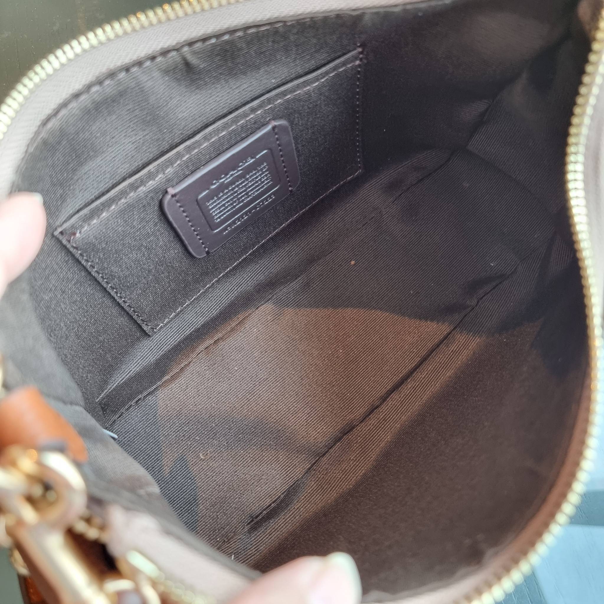 COACH C7223 PENNY SHOULDER BAG 25 IN SIGNATURE CANVAS คอลเลคชั่นเพนนีสุดคิ้วท์ ในรูปแบบของกระเป๋าสะพายไหล่กึ่งทรงพอช พร้อมเสิร์ฟความสวยถึงบ้านไปเลย!! ด้วยดีไซน์คลาสสิคย้อนยุค ที่แอบแฝงความเรียบหรู มาพร้อมสายสะพาย 2 เส้น เป็นสายคล้องมือและสายสะพายครอสบอดี้