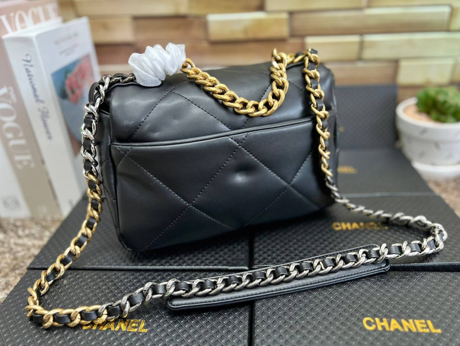 CHANEL 19 FLAP BAG / CHANEL LEATHER SHOULD BAG จำนวนจำกัด_หนึ่งในรุ่นที่สาวๆต้องมีค่า