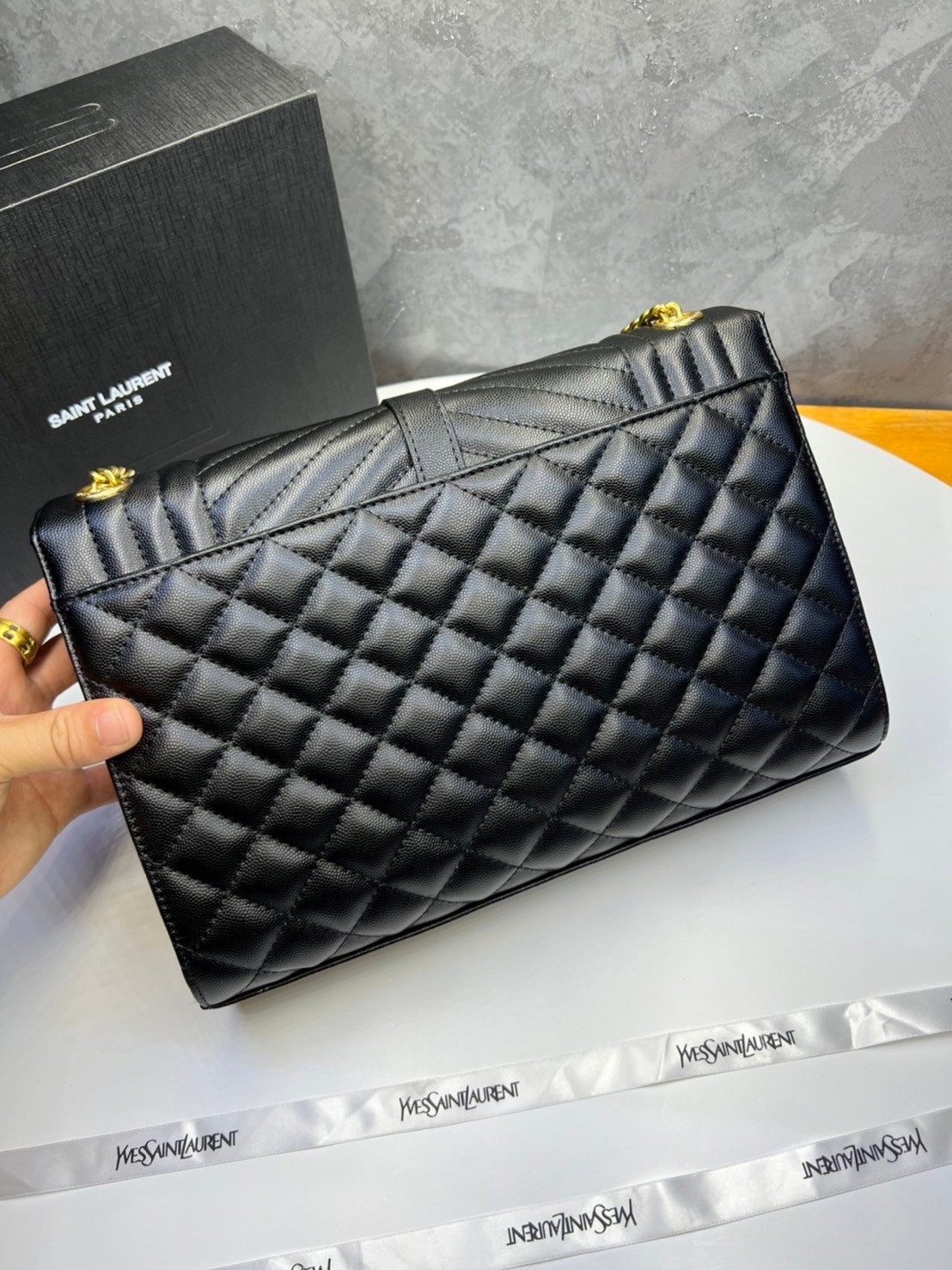 หนังแท้ YSL Saint Laurent Large Cassandra quilted shoulder bag กระเป๋าสะพายใบใหญ่ ดีไซน์ทรงสวยหรู ตอบโจทย์ได้ทุกสไตล์ ภาพสินค้าถ่ายจากงานขายจริง ใช้งานต่างประเทศได้