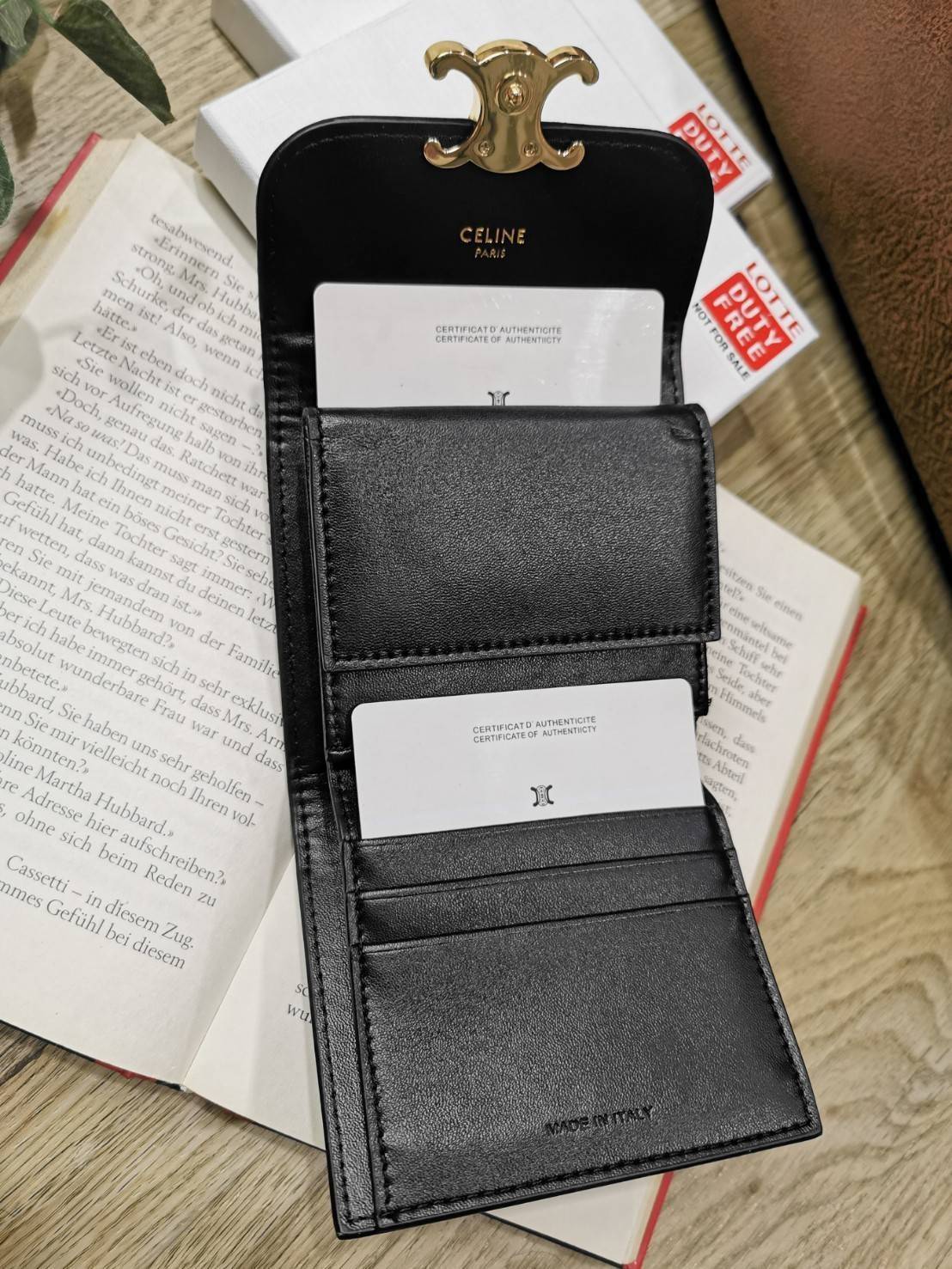 พรีเมี่ยมกิ๊ฟแท้ 100% 】CELINE SHORT WALLET VIP GIFT WITH PURCHASE (GWP) พรีเมี่ยมกิ๊ฟ Limited จาก CELINE HAUTE PARFUME DUTYFREE COUNTER หนังเรียบสวยอยู่ทรงมีโลโก้ด้านหน้าเปิดปิดด้วยฝาพับกระดุม