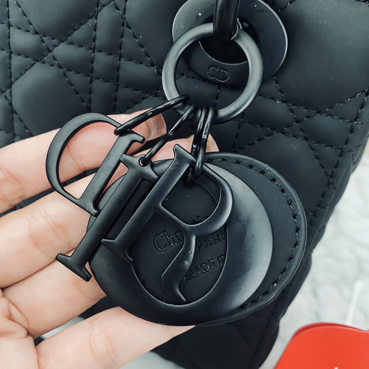 DIOR Small Lady My ABCDior bag Black Cannage Ultra-matte กระเป๋าสะพายดีไซน์เรียบหรู ทรงกล่องคลาสสิค โดดเด่นด้วยพวงกุญแจอะไหล่สีเดียวกับตัวกระเป๋า สีดำผิวแมทท์สุดคลาสสิก ลายเส้นซ้อนทับสวยงาม