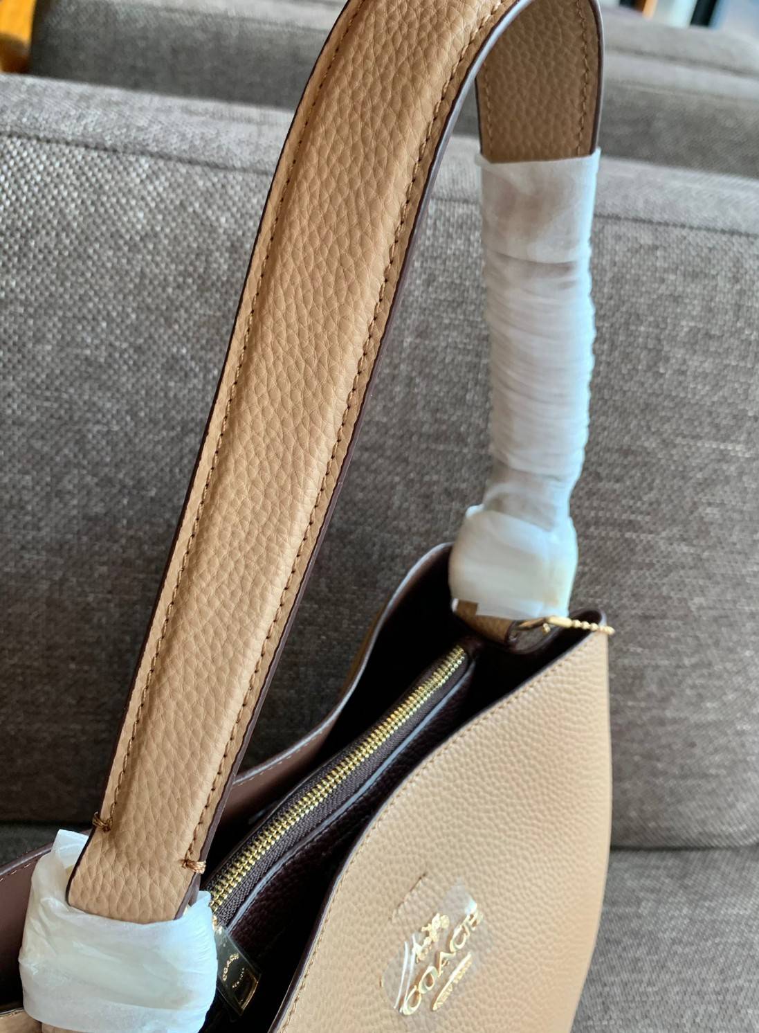 ถังใหญ่พร้อมส่งแล้วค่าา ห้ามพลาด❗️ COACH TOWN BUCKET BAG((91122)) 📣พร้อมส่ง ไซด์ที่สาวๆรอคอยค่ะ! ✔️กระเป๋าทรงถังใบใหญ่ สุดฮิตอีกรุ่นที่สาวๆต้องมีติดตัว ✔️หนังแท้ หนังจริงสวยมาก นิ่มมือดีด้วยนะคะ