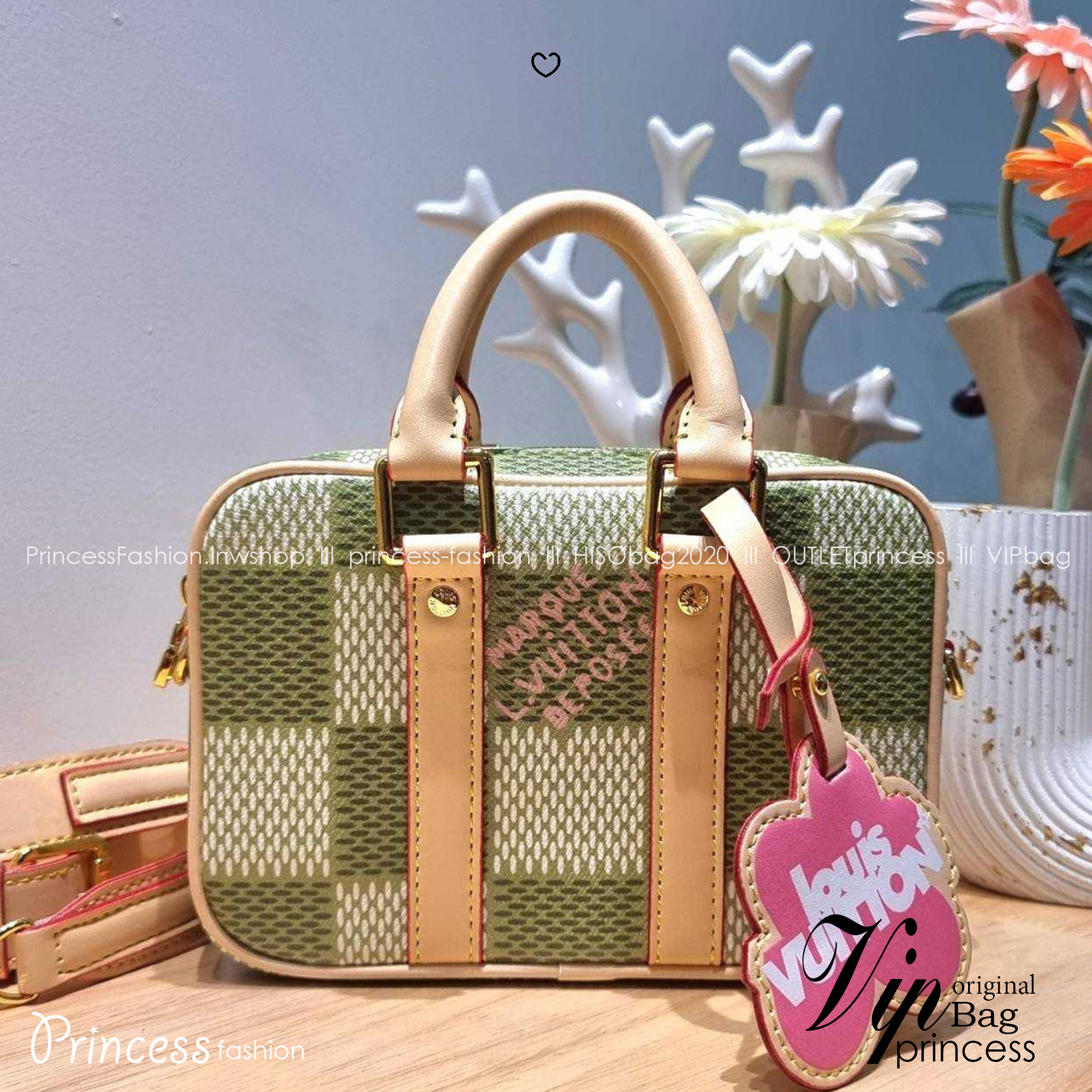 LV Nano Porte Documents Voyage สีเขียวเหนี่ยวทรัพย์ กระเป๋าสะพายทรงกระเป๋าเดินทางในขนาดมินิกะทัดรัด แถมฟรีพวงหนังห้อยสีชมพูโดดเด่น