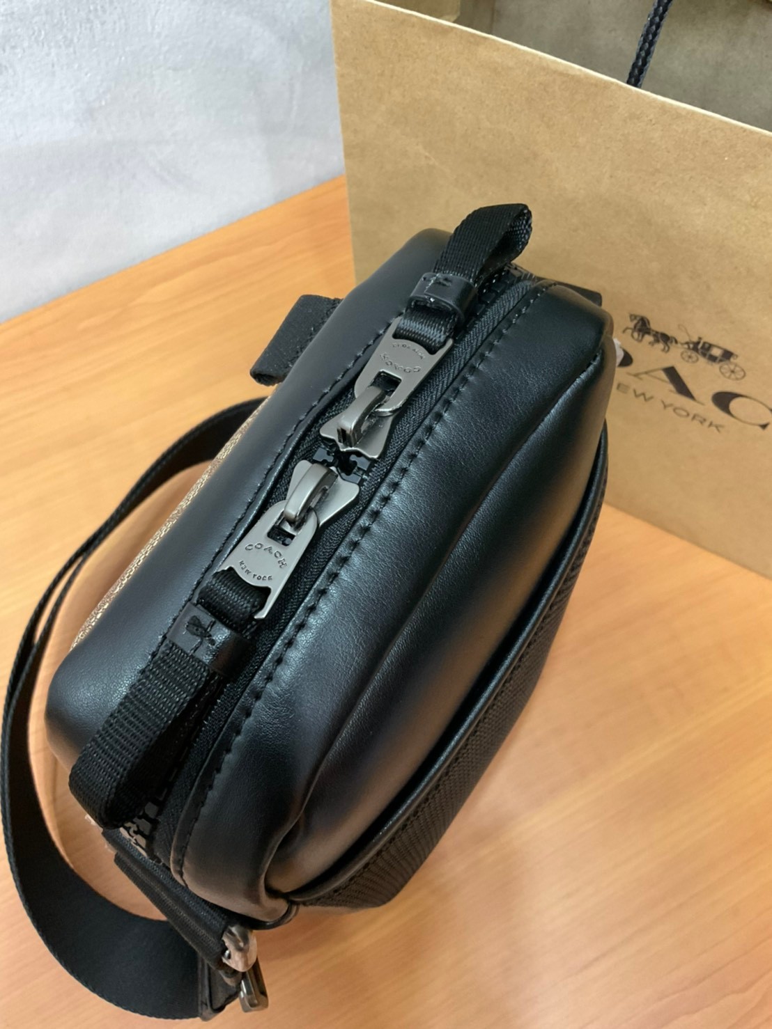 COACH NORTH/SOUTH EDGE CROSSBODY (COACH 5626) IN SIGNATURE CANVAS (COACH 6788) กระเป๋าสะพายผู้ชาย กระเป๋าสะพายรุ่นใหม่ ชนช็อป (!!)รุ่นหายาก สี COBALT MULTI วัสดุทำจาก หนังลูกวัวแท้ เนื้อเรียบ พิมพ์ลาย ขนาดกำลังดี