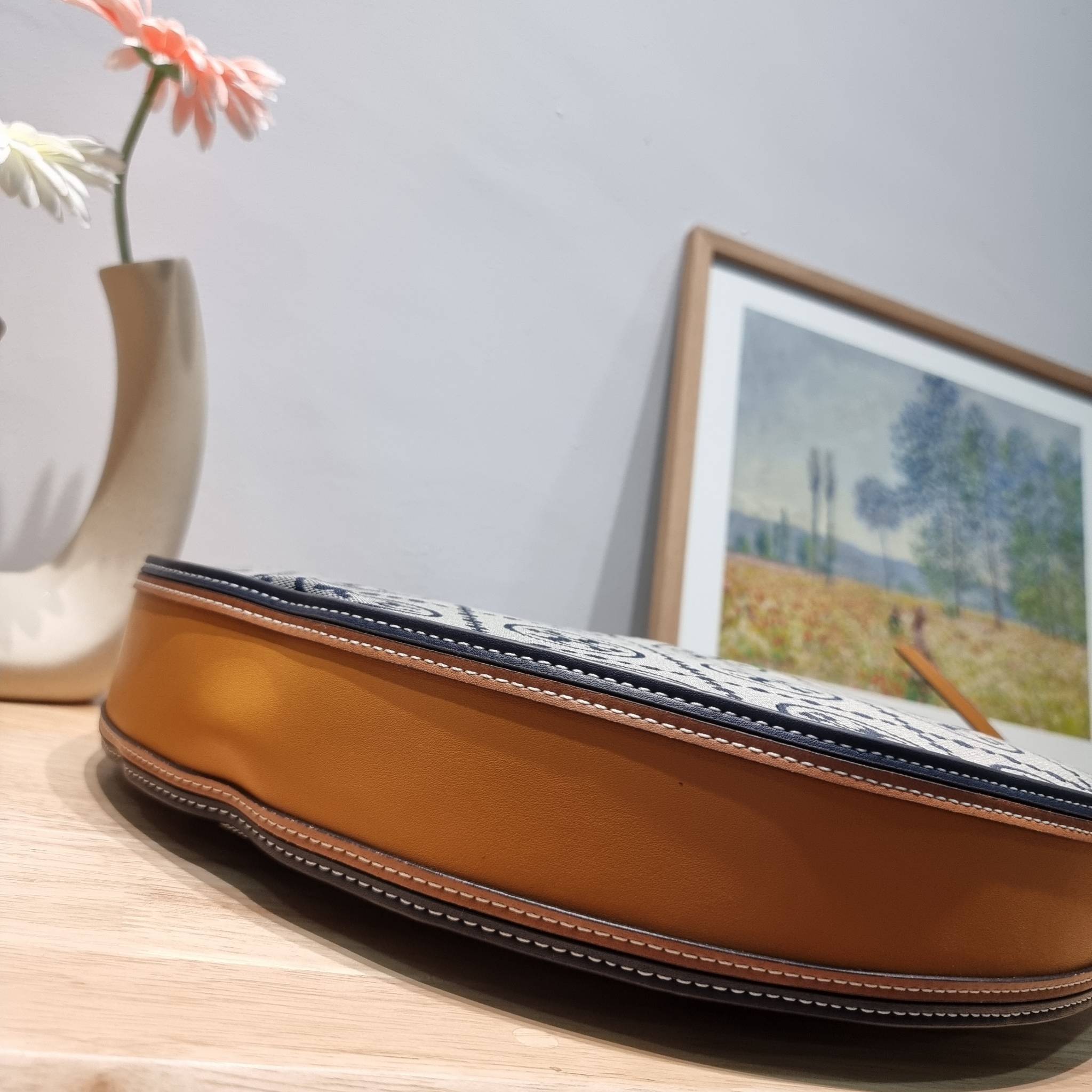 ใบใหญ่ 35cm Tory Burch T Monogram Medium Crescent Bag / TORY BURCH T MONOGRAM JACQUARD CRESCENT BAG ไซส์ใหญ่กับไอเท็มสุดร้อนแรง เซเลปรีวิวเยอะมาก!! สาวๆตามหากันไปอีก กระเป๋าทรง half moon ที่ดีไซน์บนผ้า jacquard ลวดลายซิกเนเจอร์ เรียบหรู ผู้ดีมากแม่!