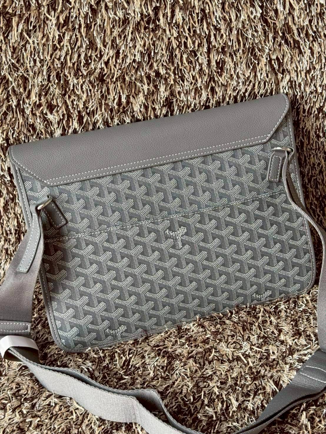 ORI หนังแท้ | Goyard Coursier Messenger bag กระเป๋าทรงแมสเซ็นเจอร์ดีไซน์ใหม่เพรียวบาง น้ําหนักเบากะทัดรัด ภายในมีช่องหลักขนาดใหญ่และกระเป๋า มีช่องด้านหลังสําหรับจัดเก็บสิ่งจําเป็นในชีวิตประจําวัน