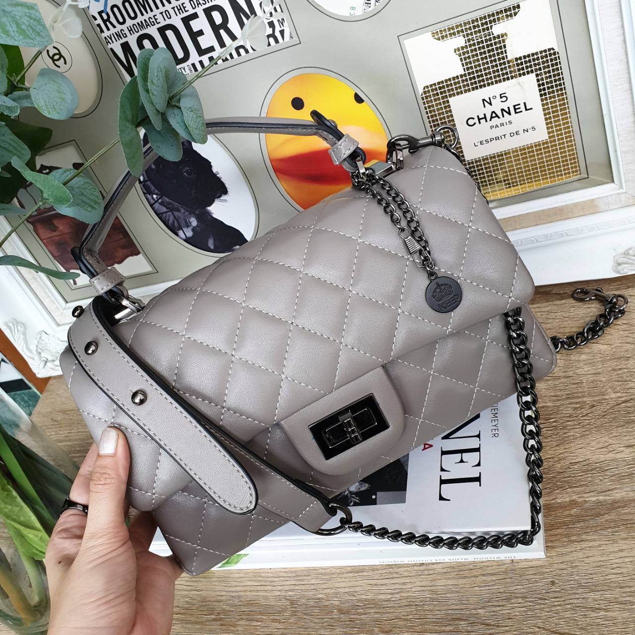 สินค้าเข้าใหม่ KEEP รุ่น Coco chain handbag ✨กระเป๋าทรงหรูวัสดุทำจากหนังแกะสังเคราะห์ หนัง นิ่ม ฟู ตึง สวยอยู่ทรงตามแบบฉบับของแบรนด์ รุ่นใหม่ตัวนี้ปักลายตารางสวยหรู การเย็บประณีตทุกตาราง อะไหล่สีดำ เงา เกรดพรีเมี่ยม ✨รุ่นนี้ดีไซน์มีหูหิ้ว สา