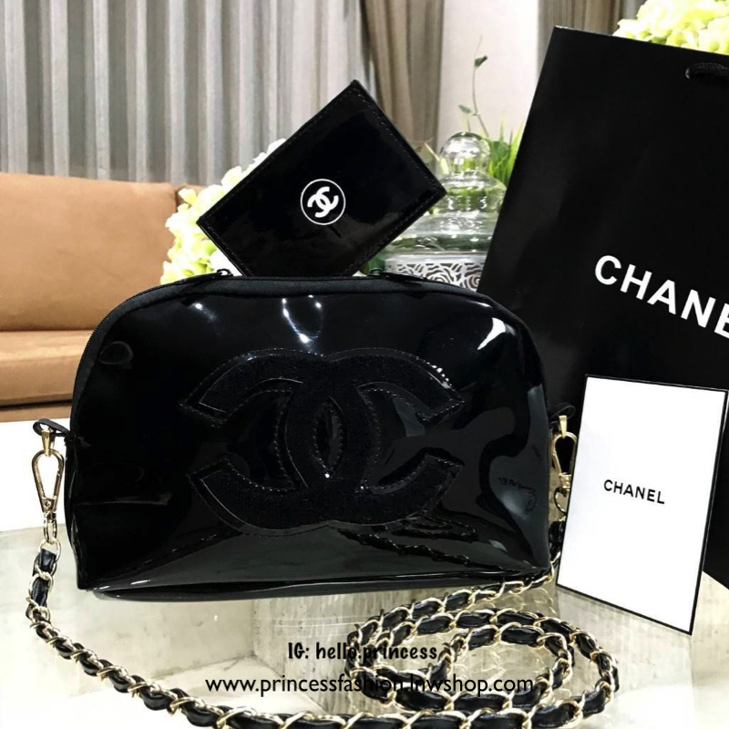 SET2pcs Chanel Cosmetic Cluth Bag With Chain (GWP) กระเป๋าถือหรือสะพาย VIP. gift แท้จาก Chanel Cosmetic Counter วัสดุหนังแก้วสีดำ ตัดโลโก้แบรนด์ขนวูฟสีดำ สวยหรู น้ำหนักเบา เปิดปิดด้วยซิปรอบสะดวก หัวซิปแบรนด์ ใส่ wallet ยาว, เครื่องสำอาง ของใช้จุกจิกได้เยอ