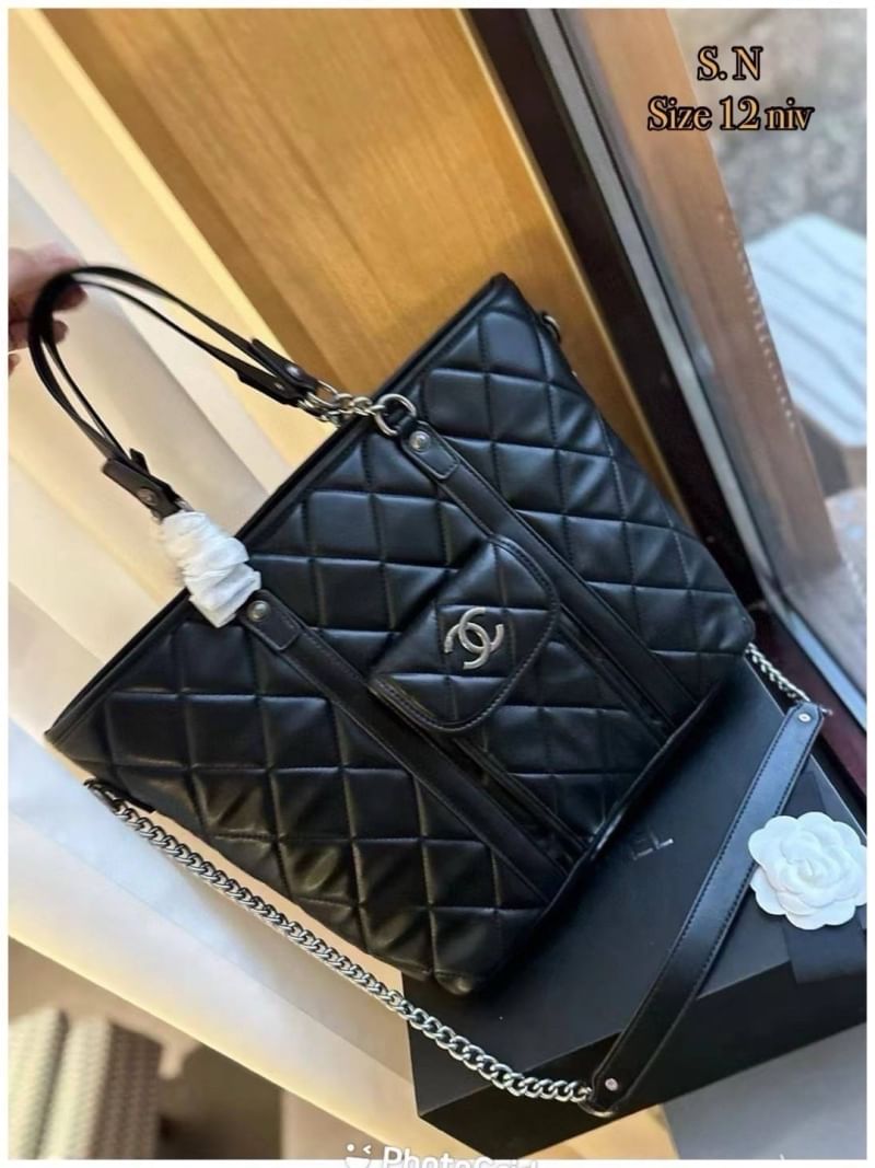 CHANEL Tote Leather Bag ต้อนรับเทศกาลท่องเที่ยวช่วงปีใหม่นี้ ใครมองหากระเป๋าสะพายไปเที่ยว ใบนี้น้องตอบโจทย์แน่นอน กับกระเป๋าทรงโท้ทสีดำคลาสสิก ดีไซน์โทนสีที่ใช้ได้กับทุกโอกาส