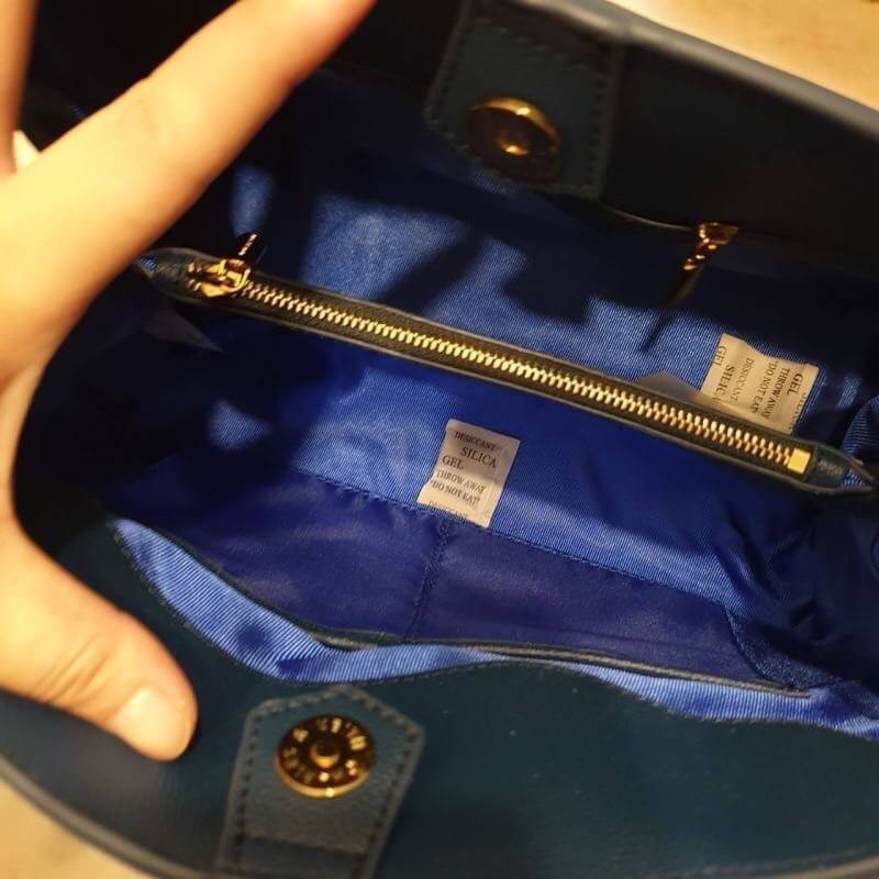 CHARLES & KEITH CLASSIC TOP HANDLE BAG กระเป๋าถือหรือสะพายใบใหญ่ ทรงแข็ง หนัง pu สวย ดีไซน์เรียบหรู ดูดี ด้านหน้าป้ายโลโก้แบบนูน ด้านหลังมีซ่องซิป 1 ช่อง เปิด-ปิดแบบกระดุมแม่เหล็ก ภายในมี 2 ช่องใหญ่ คั่นกลางด้วยช่องซิป มีหมุดรองรองฐานสี่มุม มาพร้อมสายสะพา