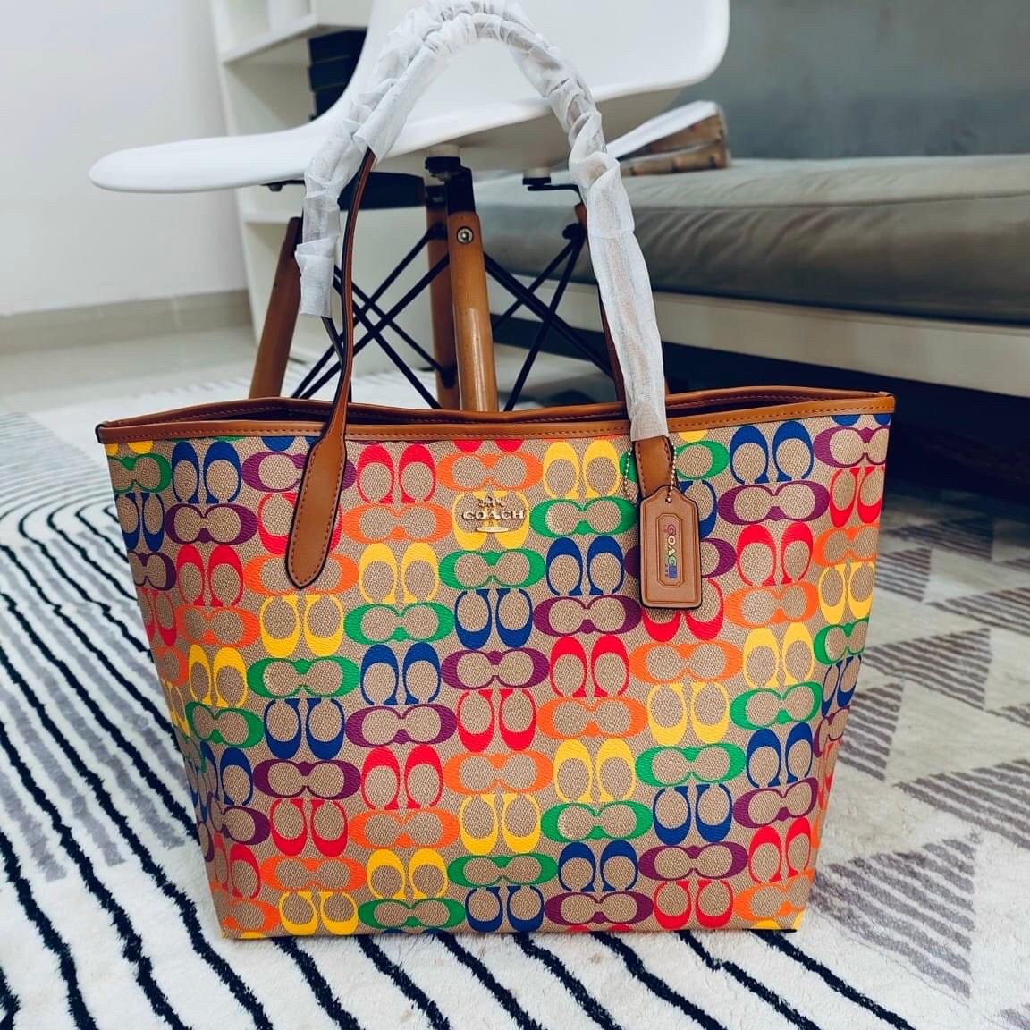 COACH CITY TOTE IN RAINBOW SIGNATURE CANVAS C4181 กระเป๋าสะพายข้างทรงโท้ทใบใหญ่ หนังลาย C สกรีนลายโค้ช รุ่นนี้ ปากกระเป๋าไม่มีชิป มีกระดุม แม่เหล็ก ด้านในมีช่องซิปไว้ใส่กระเป๋าเงินได้คะ เป็น รุ่นยอดนิยมคะ จุของได้เยอะมาก
