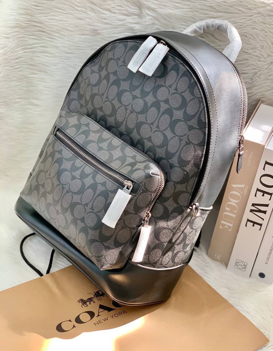 OUTLET 】New in!! 🌈ใบใหญ่ คุ้มค่าทีเดียวค่ะ🌈 COACH WEST BACKPACK IN SIGNATURE((2736)) พร้อมส่งที่ไทย สินค้าเข้าใหม่ค่ะ!! กระเป๋าสะพายหลัง มีหูหิ้ว หนังแท้นิ่ม ใบใหญ่ใส่จุมากกค่า! มีช่องซิปตอนหน้า2ช่อง; ช่องหลัก2ช่องใหญ่ โล่งลึก จุของได้มากท