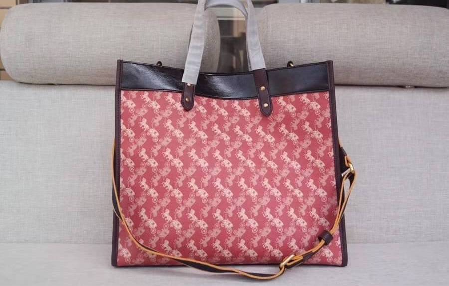 OUTLET 】Coach Field Tote With Horse And Carriage Print พร้อมส่งที่ไทย