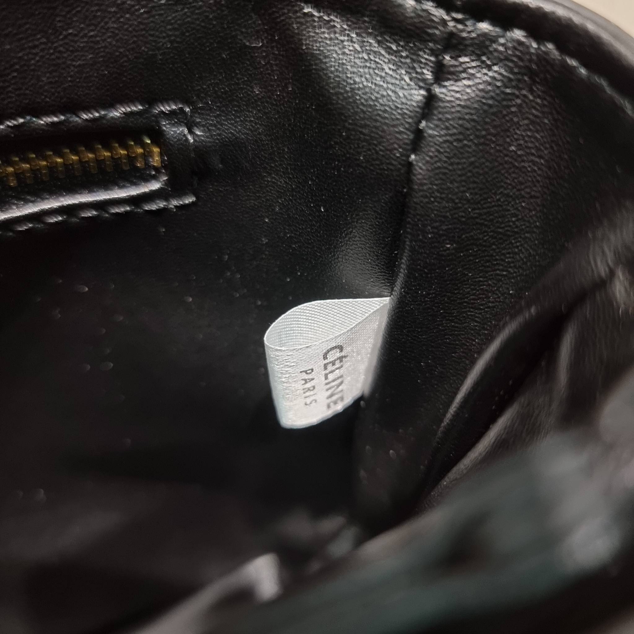 CELINE CLASSIQUE TRIOMPHE BAG IN SHINY CALFSKIN ไอเท็มสุดคลาสสิค ที่ขาดไม่ได้ กระเป๋าสะพายทรงสวยคลาสสิค แฝงความผู้ดี ที่ใช้ได้ทั้งชายหญิง วัสดุหนังคุณภาพดี