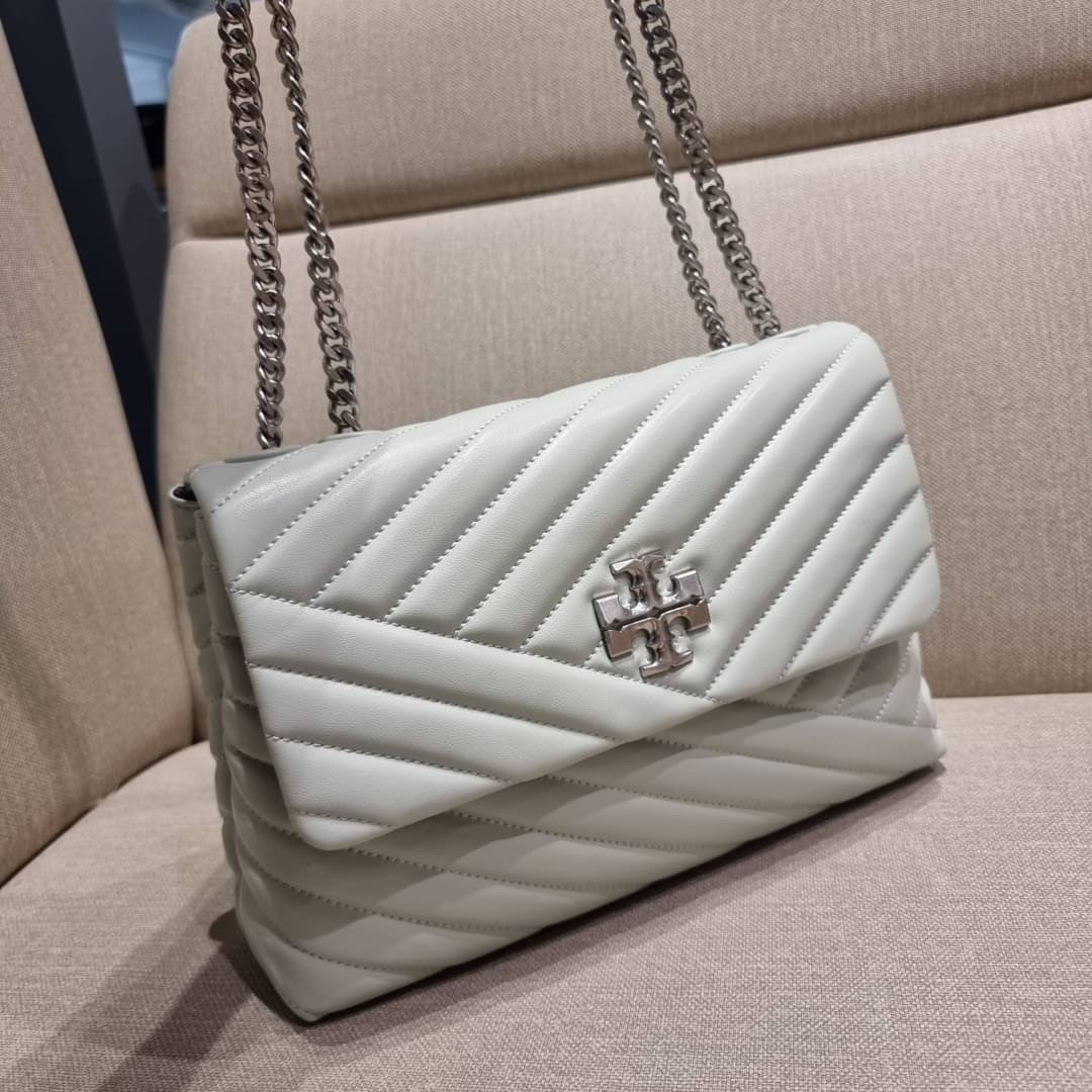 TORY BURCH KIRA CHEVRON CONVERTIBLE SHOULDER BAG (SMALL / MEDIUM) กระเป๋าสะพายรุ่นยอดฮิต ไซส์คลาสสิค ที่ใช้ยังไงก็ดูหรู ดีไซน์เฉพาะตัว วัสดุหนังแกะ สัมผัสนิ่ม เปิด-ปิดด้วยกระดุมแม่เหล็ก ภายในเป็นช่องโล่ง ใส่กระเป๋าสตางค์ มือถือ เครื่องสำอางค์ พาวเวอร์แบงค