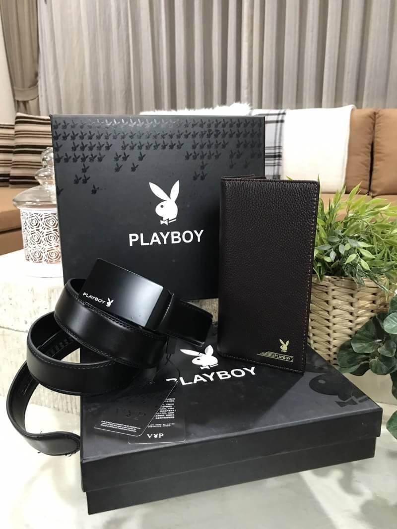 PLAYBOY LEATHER BELT & LONG WALLET VALUE PACK Limited Edition จาก Playboy เซทนี้สุดคุ้มค่ะได้ทั้งเข็มขัดและกระเป๋าสตางค์ใบยาวแบบใส่มือถือได้ มีช่องใส่รูป ช่องใส่บัตร ช่องใส่ธนบัตร แบงก์พัน ช่องซิปใส่เหรียญ แยกเป็นสัดส่วน พร้อมกล่องแบรนด์สามารถมอบเป็นของขว