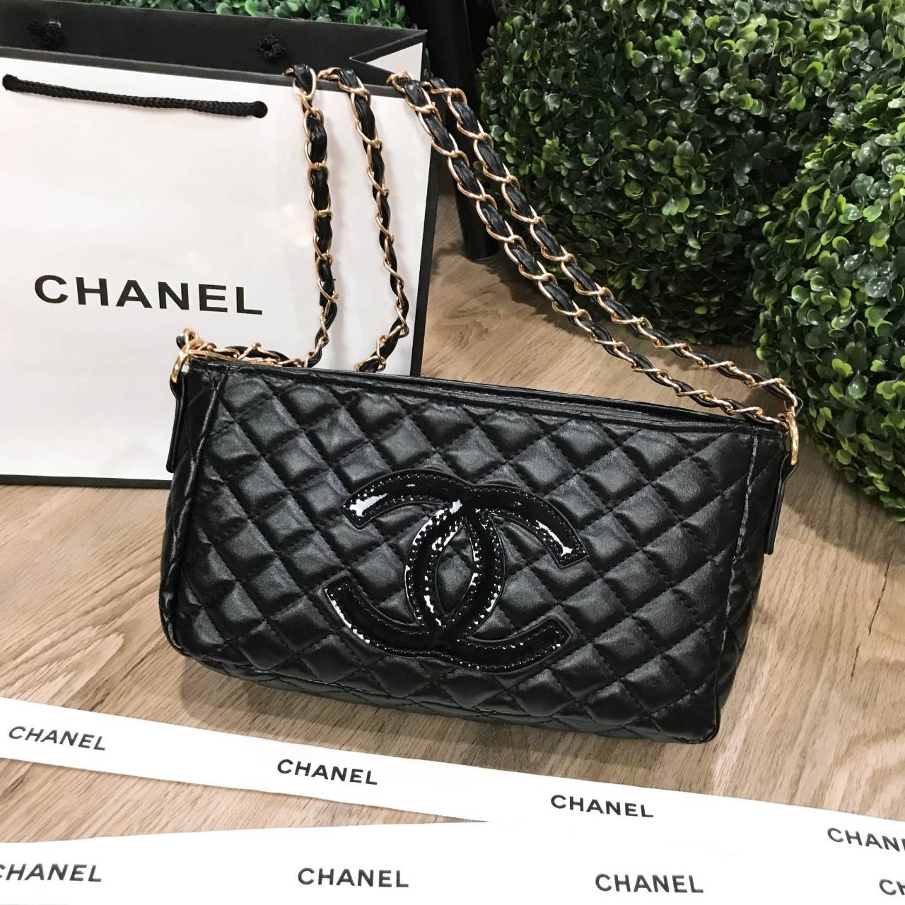 NEW ARRIVAL! Chanel Clutch Bag With Chain VIP Gift With Purchase (GWP) กระเป๋าสะพายพรีเมี่ยมกิ้ฟของแท้จาก Chanel Perfume Counter รุ่น Limited Edition วัสดุหนังลายตารางทรงเหลี่ยมเปิดปิดด้วยซิปแบรนด์อะไหล่ทอง ขนาดกำลังดี น้ำหนักเบา ภายในโล่ง ซับในลายเเบรนด์
