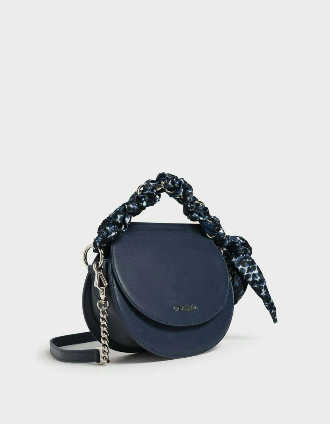 CHARLES & KEITH รุ่น LEATHER SATIN SCARF CROSSBODY BAG SL2-50150828 ราคาปกติช้อป ( ฿3,590.00 ) กระเป๋าถือ และ สะพาย ทรงโค้งมน หนังเรียบ ตั้งอยู่ทรง ด้านหน้าติดโลโก้แบรนด์ อะไหล่เงิน หูจับสายกระเป๋าร้อยเข้ากับห่วงเหล็กกลมๆ ด้วยผ้าลายสวยงามผูกเป็นโบว์เก๋ๆ ถ