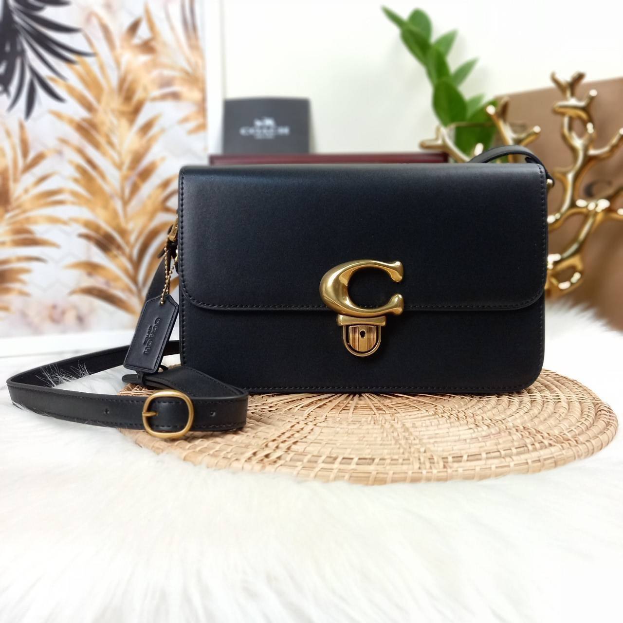 COACH STUDIO GLOVETANNED LEATHER SHOULDER BAG (C6641)🌺ห้ามพลาดเด็ดขาด!! สวยละมุน เรียบหรู ดูแพงสุดๆ!! //กระเป๋าถือ กระเป๋าสะพาย ดีไซน์เนี้ยบ! เฉียบมาก!// วัสดุหนังแท้ หนังเรียบเต็มใบ อยู่ทรง สวยมากๆ ดีเทลเรียบหรู ผู้ดีสุดๆ!// ด้านหน้าเปิด-ปิดด้วยต