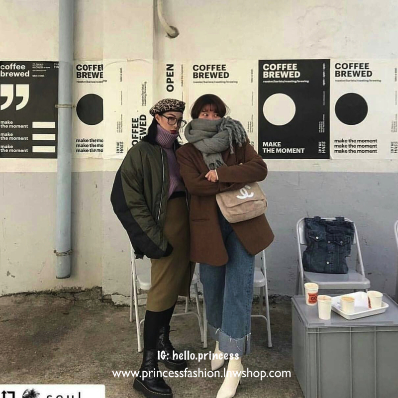 Chanel Beaute Crossbody Bag กระเป๋าถือหรือสะพายพรีเมี่ยมของเเท้จาก Chanel Cosmetic Counter VIP Gift รุ่นแนะนำวัสดุขนวูฟหนานุ่มตัดโลโก้แบรนด์หนังแก้วสวยโดดเด่น น้ำหนักเบา เปิดปิดด้วยฝาปิดกระดุมแม่เหล็ก ใบใหญ่กำลังดีใส่ ipad กระเป๋าสตางค์ใบยาว iphone เครื่อ