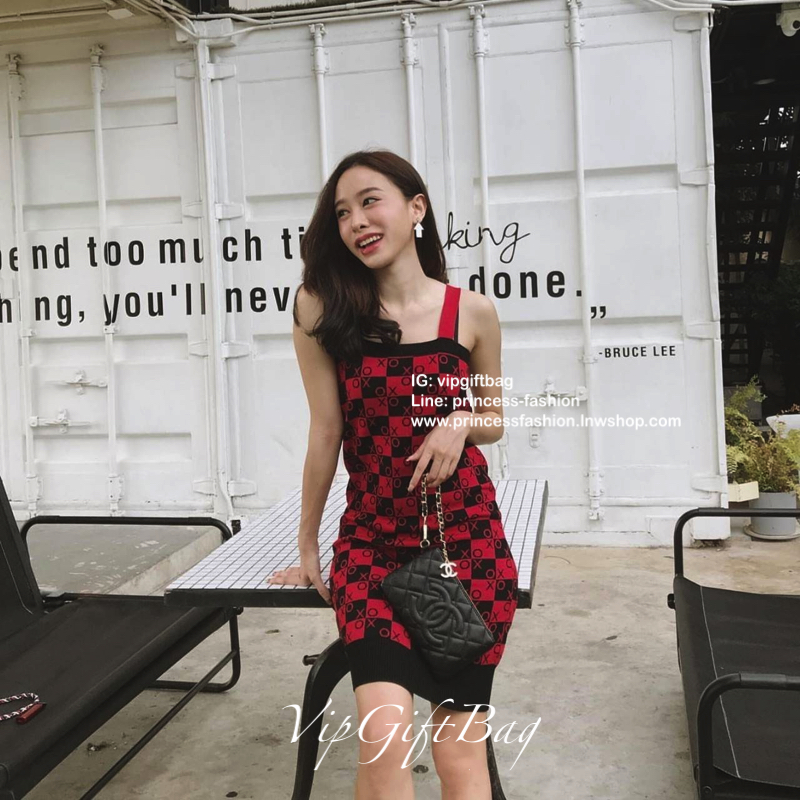 รุ่นใหม่ล่าสุด ที่สาวๆหลายคนรอคอย! *ใบเล็กน่ารัก *หนังคาเวียร์แน่น กับ CHANE VIP GIFT PURSE BAG กระเป๋าคล้องมือ ทรงสวย ขนาดกะทัดรัด จากงาน VIP GIFT รุานหายาก วัสดุหนังคาเวียร์สุดหรูเปิดปิดด้วยซิปอะไหล่ทอง ประดับโลโก้ ด้านในใส่กระเป๋าสตางค์สั้ร มือถือ ipho