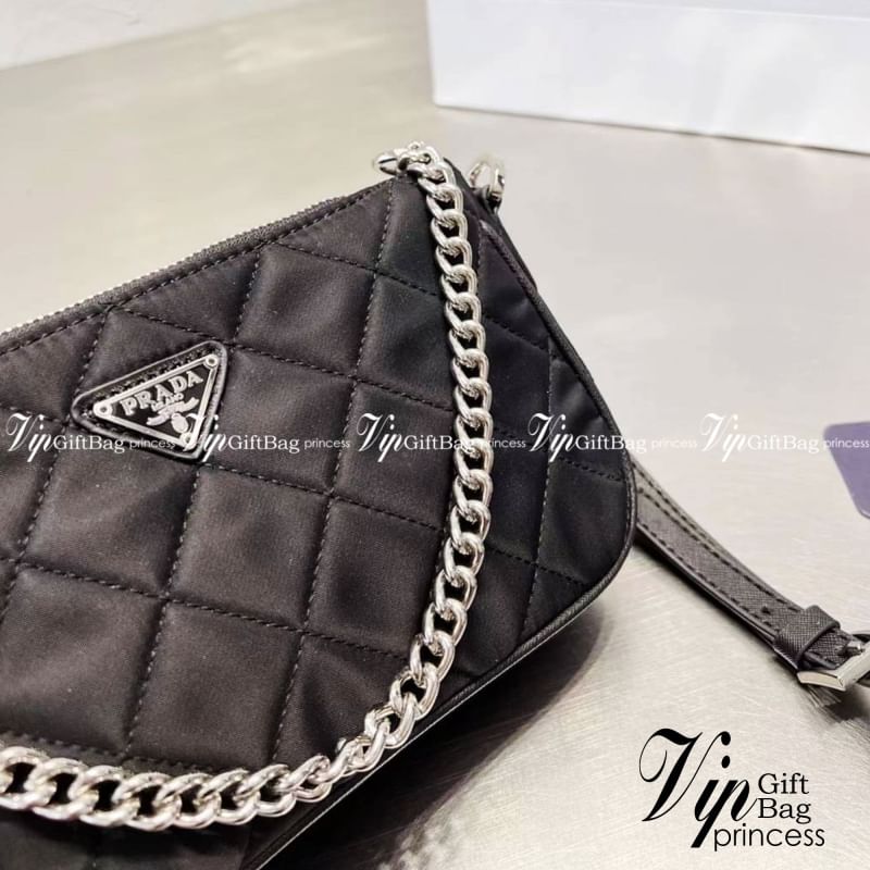 PRADA Tessuto Nylon Quilted Convertible Top Handle Sling Bag / PRADA Nylon Shoulder Bag กระเป๋าสะพายรุ่น Every Day Look ได้เลยค่ะ รุ่นแนะนำ วัสดุเป็น Nylon เนื้อดี บุเดินเส้นลายตารางดีไซน์ยอดนิยม ขนาดกำลังดี น้ำหนักเบา ด้านหน้าประดับโลโก้แบรนด์อะไหล่เงินส