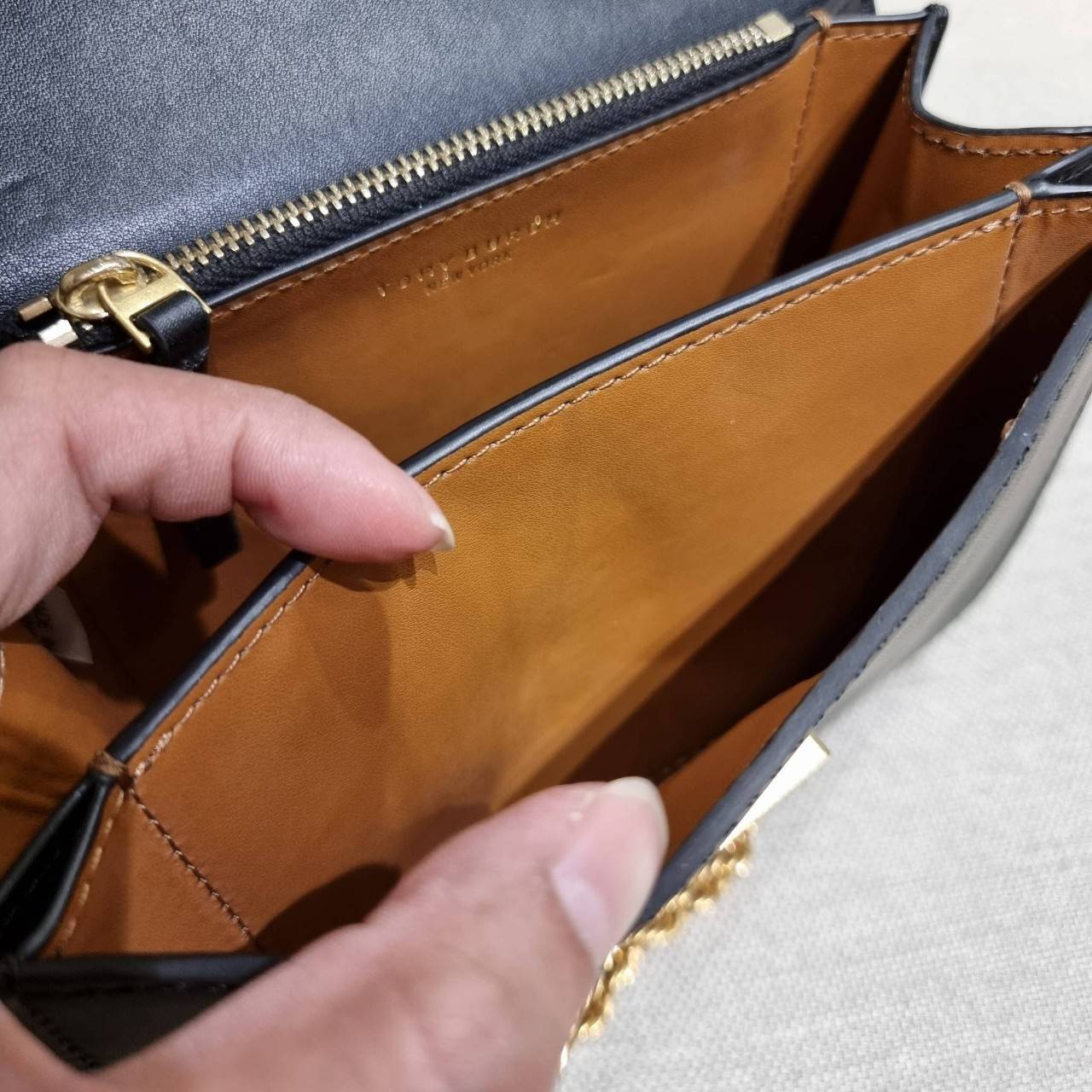 TORY BURCH ELEANOR SMALL CONVERTIBLE SHOULDER BAG ฮอตไอเท็ม รุ่นนี้ขายดีขายหมด คัมแบค!! สวยหรู คุณหนู ผู้ดี!! หายากมากที่สุด!! กระเป๋าสะพายข้าง ดีไซน์อยู่ทรง ขนาดกำลังสะดวกใช้สำหรับสาว วัสดุหนังแท้เต็มใบ สีทูโทน เปิด-ปิดด้วยแถบแม่เหล็ก ภายในแบ่งสัดส่วนได้