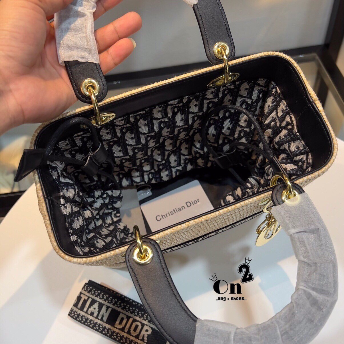 Lady Dior limited edition Bag DIOR WOMEN MEDIUM LADY D-LITE BAG กระเป๋า Lady D-Lite ผสมผสานความสง่างามและคลาสสิก