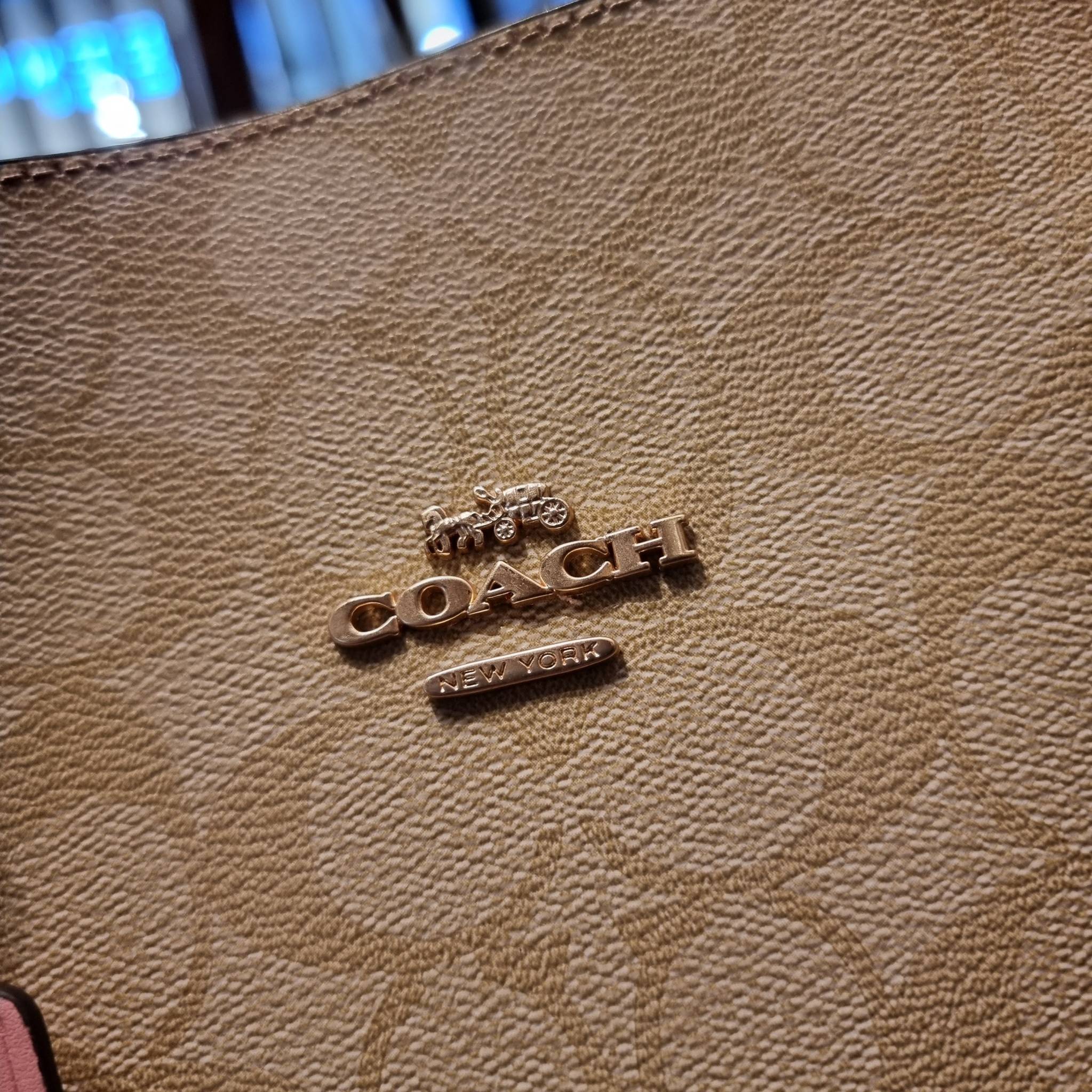 COACH C4075 TATUM CARRYALL IN SIGNATURE CANVAS คอลเลคชั่นใหม่ล่าสุด จัดมาให้ได้สวยก่อนใคร สวยหรูทุกสี!! ลุคผู้ดีต้องมาอีกหนึ่ง กระเป๋าสะพายทรงสวย ที่มาพร้อมสายสะพายไหล่ในตัว และสายครอสบอดี้สำหรับสะพายข้าง วัสดุหนัง crossgrain สวยคมมากๆ ตัวกระเป๋าถูกแบ่งเป