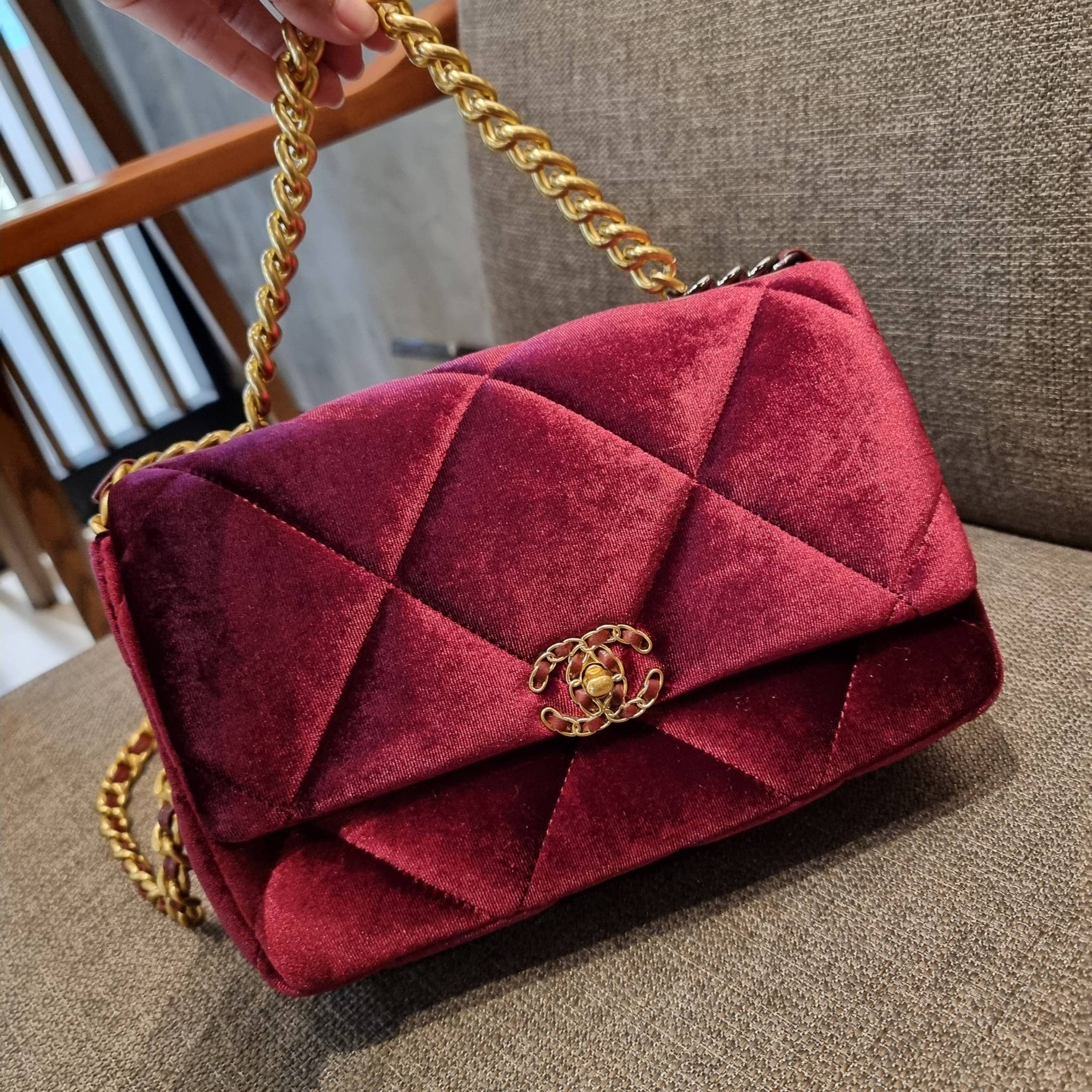 ไม่มองไม่เหลียวไม่ได้แล้ว!! ความหรูที่โดดเด่นจากผ้ากำมะหยี่ สร้างดีเทลผู้ดี ลูกคุณมากๆ Chanel vip boutique กระเป๋าสะพายจาก duty free ในราคาสุดประหยัด!! ดีไซน์เลิศ ตกแต่งด้วยโซ่ทูโทน ลงตัวแบบไม่มีที่ติ เปิด-ปิดด้วยตัวบิดล็อค ภายในโล่งกว้าง ใส่กระเป๋าสตางค์