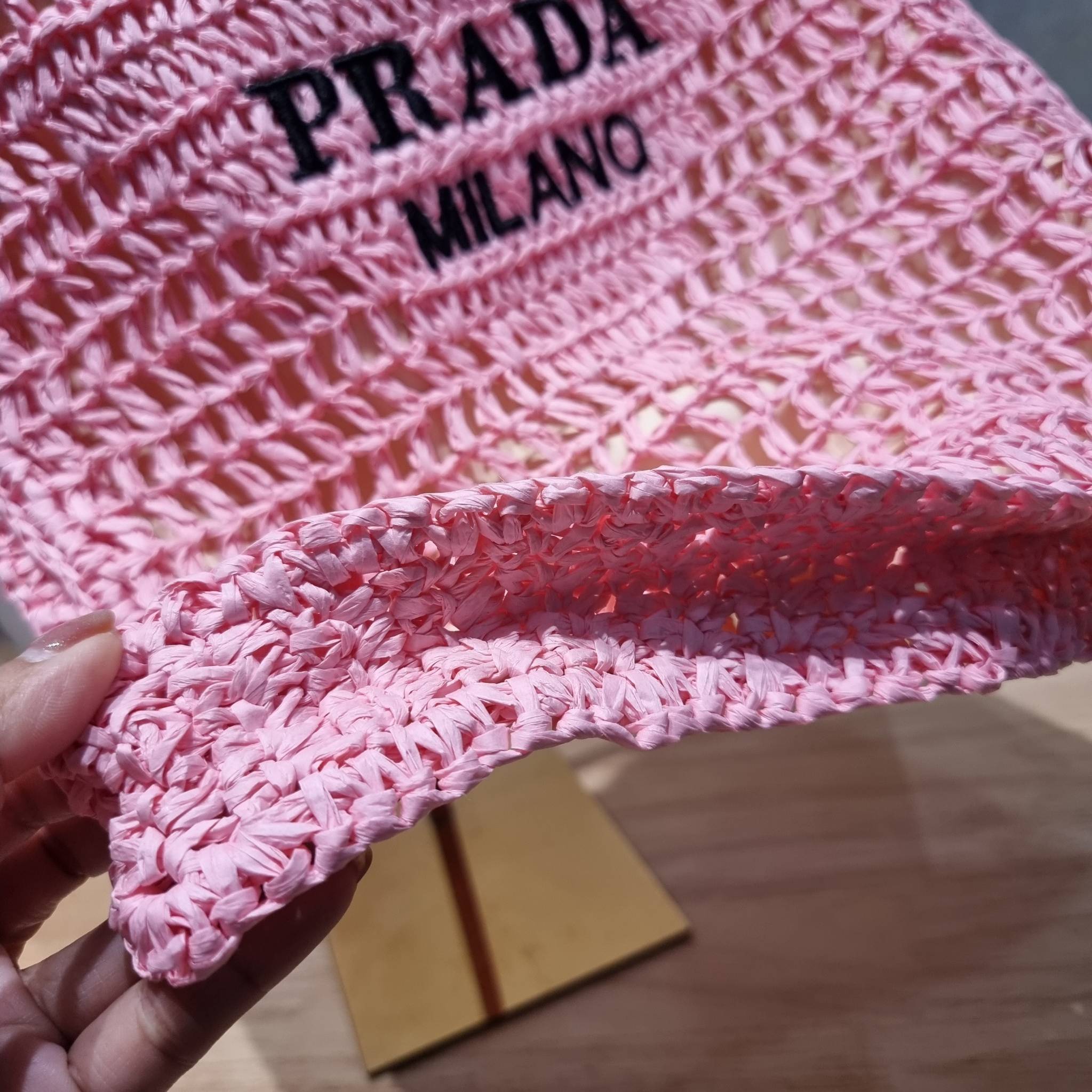 PRADA RAFFIA TOTE BAG สวยไม่ซ้ำใคร สไตล์บีช เหมาะมากกับการสะพายไปเที่ยวทะเล หรือจะใช้ในวันสบายๆก็ตอบโจทย์ กับกระเป๋าสะพายสานใบใหญ่ ตัวกระเป๋าเป็นวัสดุสังเคราห์จากธรรมชาติ