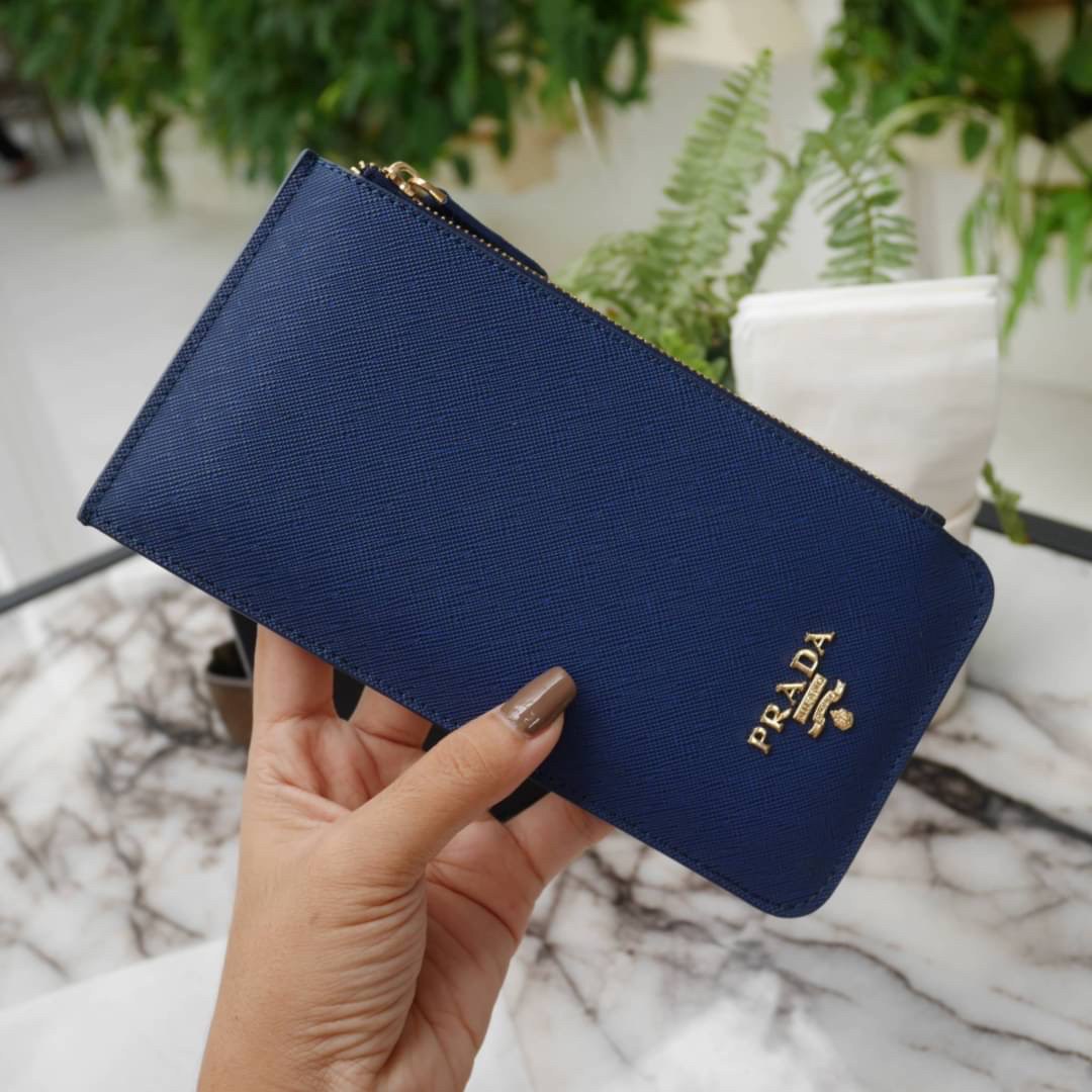 รุ่นขายดีเว่อร์วัง♡♡ PRADA LONG WALLET *สำหรับคนชอบใส่บัตรเยอะ แนะนำรุ่นนี้คะ กระเป๋าสตางค์ทรงสวย สะดุดตา หนังสัมผัส Safiano จากแบรนด์ PRADA มีช่องใส่นามบัตรมากถึง 16 ช่อง ด้านหน้ามีโลโก้แบรนด์สีทองหร