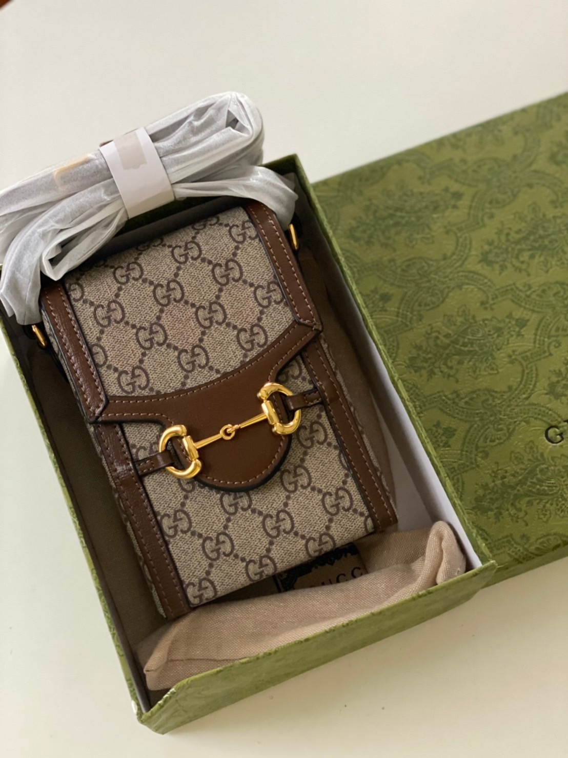 Gucci Horsebit 1955 mini bag / Gucci Phone Bag ออริจินอล รุ่นยอดฮิต ไซส์มินิ ที่ใครๆก็ต้องรู้จัก!! กับกระเป๋าขนาดมินิในรูปแบบผ้าแจ็คการ์ดสีขาวงาช้างและน้ำเงิน ได้รับแรงบันดาลใจมาจากดีไซน์ดั้งเดิม ซึ่งแอคเซสเซอรี่นี้โดดเด่นด้วยรายละเอียดดั้งเดิมที่ทันสมัยโ