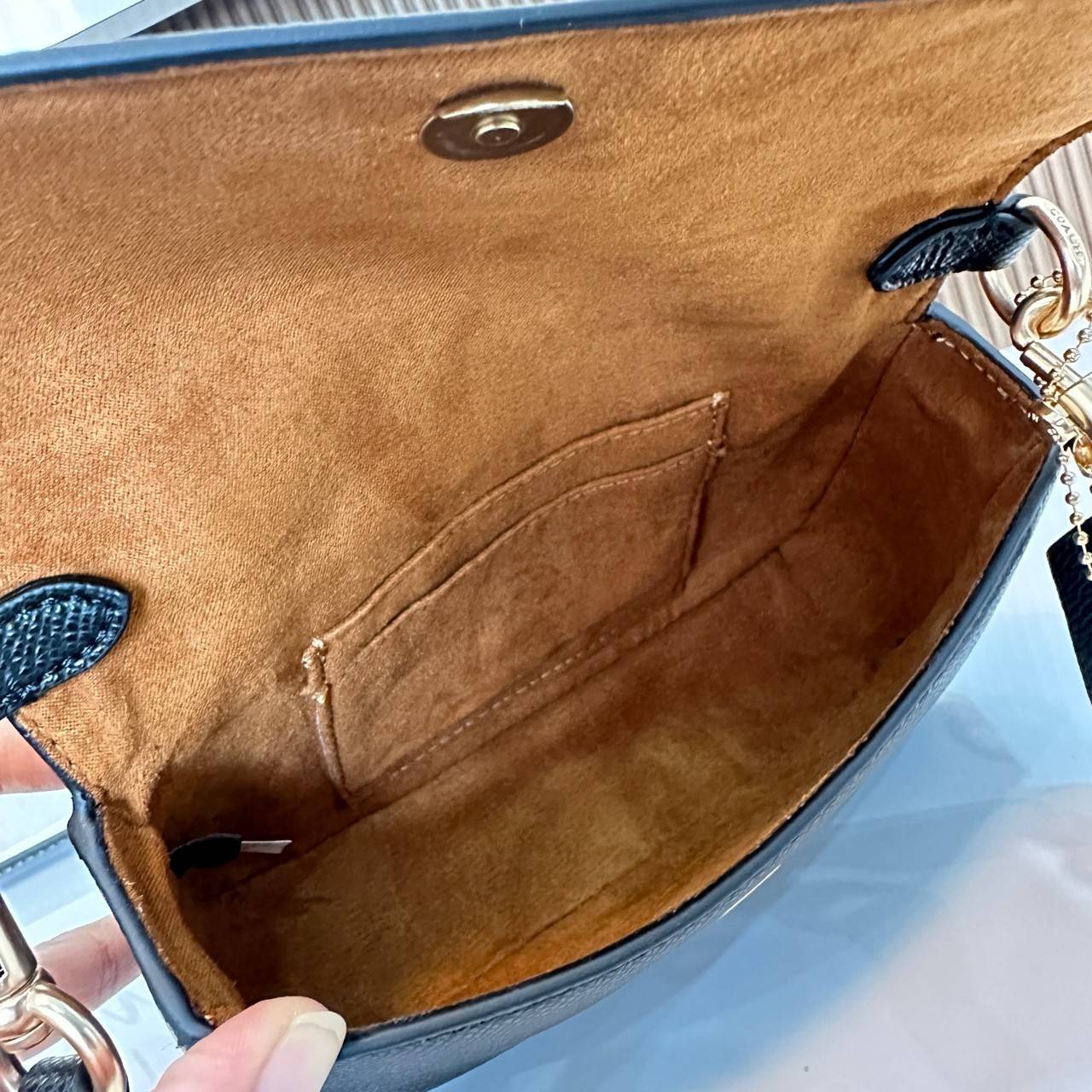 Coach Mini Josie Top Handle Crossbody In Blocked Signature Canvas (cc340) ใหม่ล่าสุด กระเป๋าสะพายหรือถือใบเล็กกระทัดรัด วัสดุหนังตัดขอบหนังแท้ ภายในช่องโล่งกว้างสามารถใส่โทรศัพท์ iPhonePro max ได้ มีช่องใส่บัตรเครดิต 2 ช่อง เปิดปิดด้วนกระดุมแป๊ก ซับในผ้า 