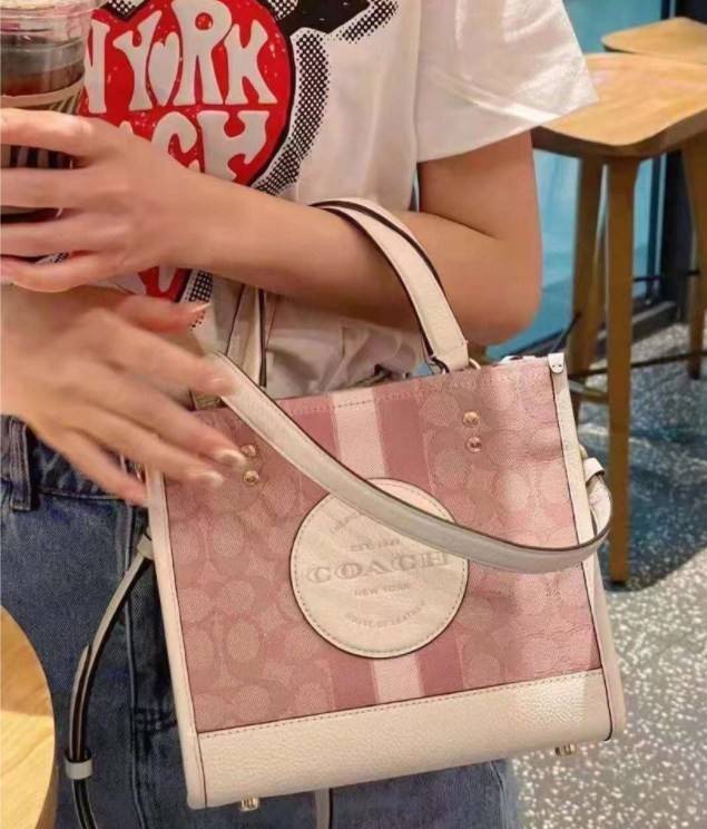 ใหม่ล่าสุด อดใจยังไงไหว💋 COACH Dempsey Field Tote 22 ((C5268//C5115)) พร้อมส่งความสวยที่ไทยค่ะ! กระเป๋าทรง Tote ขนาดพอเหมาะลำตัว พกพาง่ายสะดวกได้กับทุกๆวัน ด้านหน้าปั้มโลโก้แบรนด์ตัวใหญ่สวยค่ะ;เปิดปิดกระเป๋าแบบกระดุมแม่เหล็ก ภายในใส่กระเป๋าเงินใบย