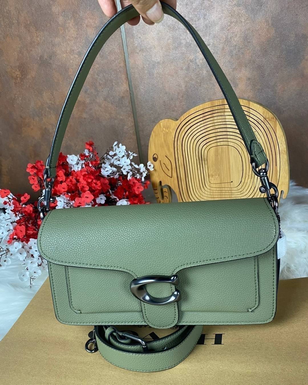 COACH TABBY SHOULDER BAG 26 ((73995)) พัฒนามากจากกระเป๋า Coach รุ่นดังยุค 1970 ทำจากผ้า Canvas เคลือบลายซิกเนเจอร์ หนังลายกรวดและหนังกลับ ด้วยวัสดุคลาสสิค มากับสายที่ถอดได้ถึง 2 สาย ไม่ว่าจะเป็นสายหิ้วหรือสายสะพาย หนังลายกรวดและหนังลูกวัวแบบเนื้อละเอียด แ
