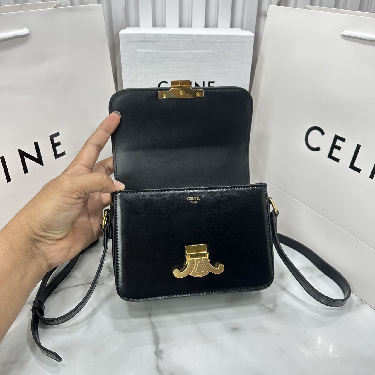 ORI หนังแท้ | 7" CELINE TRIOMPHE TEEN BAG in glossy leather กระเป๋าสะพายรุ่นยอดนิยม ถ่ายทอดให้เห็นถึงแก่นแท้ของสไตล์แบบ CELINE งานหนังเรียบเงาสวยหรูหรา
