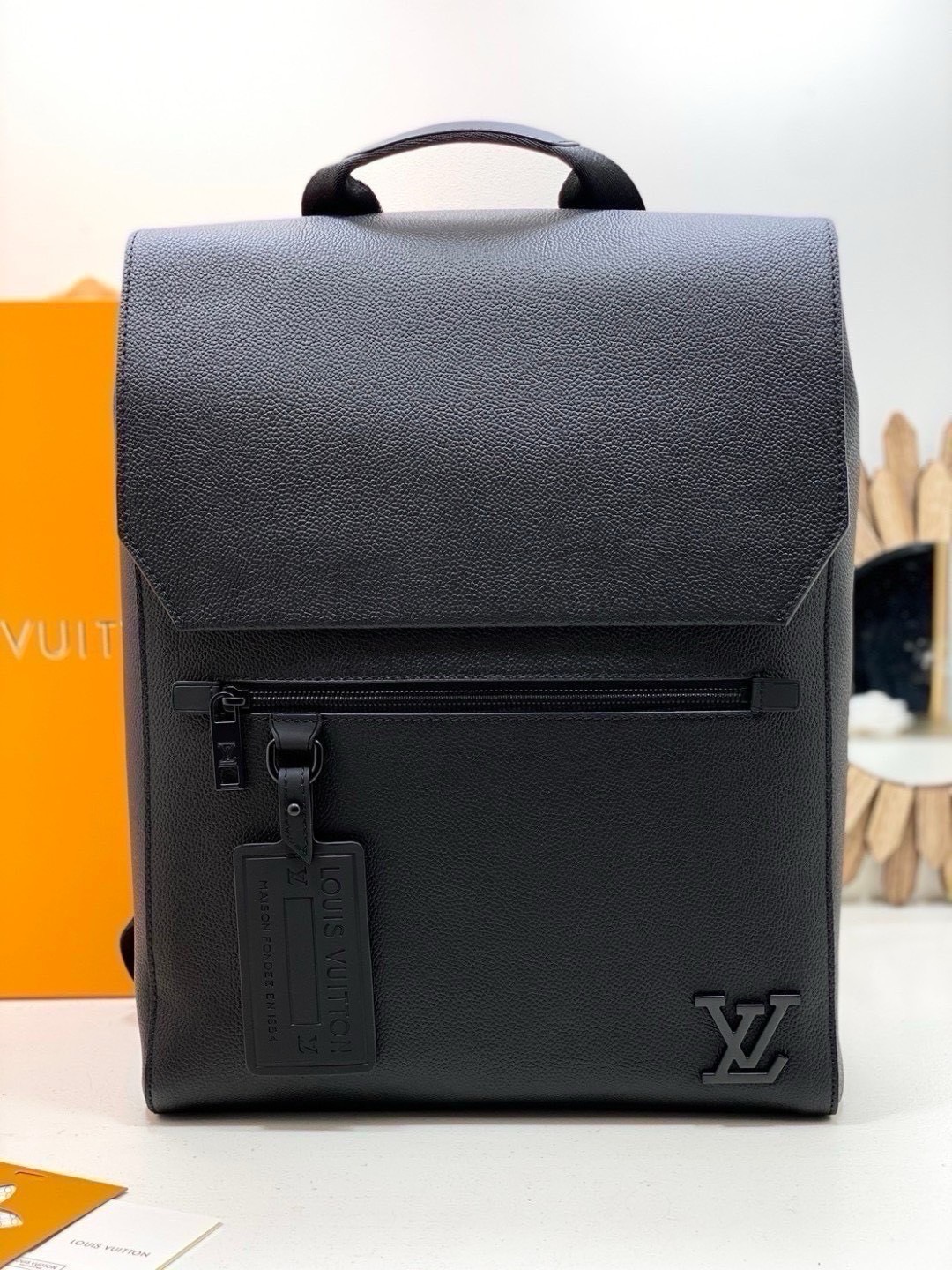 ORI หนังแท้ | LV Fastline Backpack กระเป๋าสะพายหลังรุ่น Fastline โดดเด่นด้วยดีไซน์มุมตัดและรูปทรงเรียบหรูอันเป็นเอกลักษณ์ของคอลเล็คชั่น LV Aerogram สีดำเต็มใบสวยหรูคลาสสิค ประดับเนมแท็ก