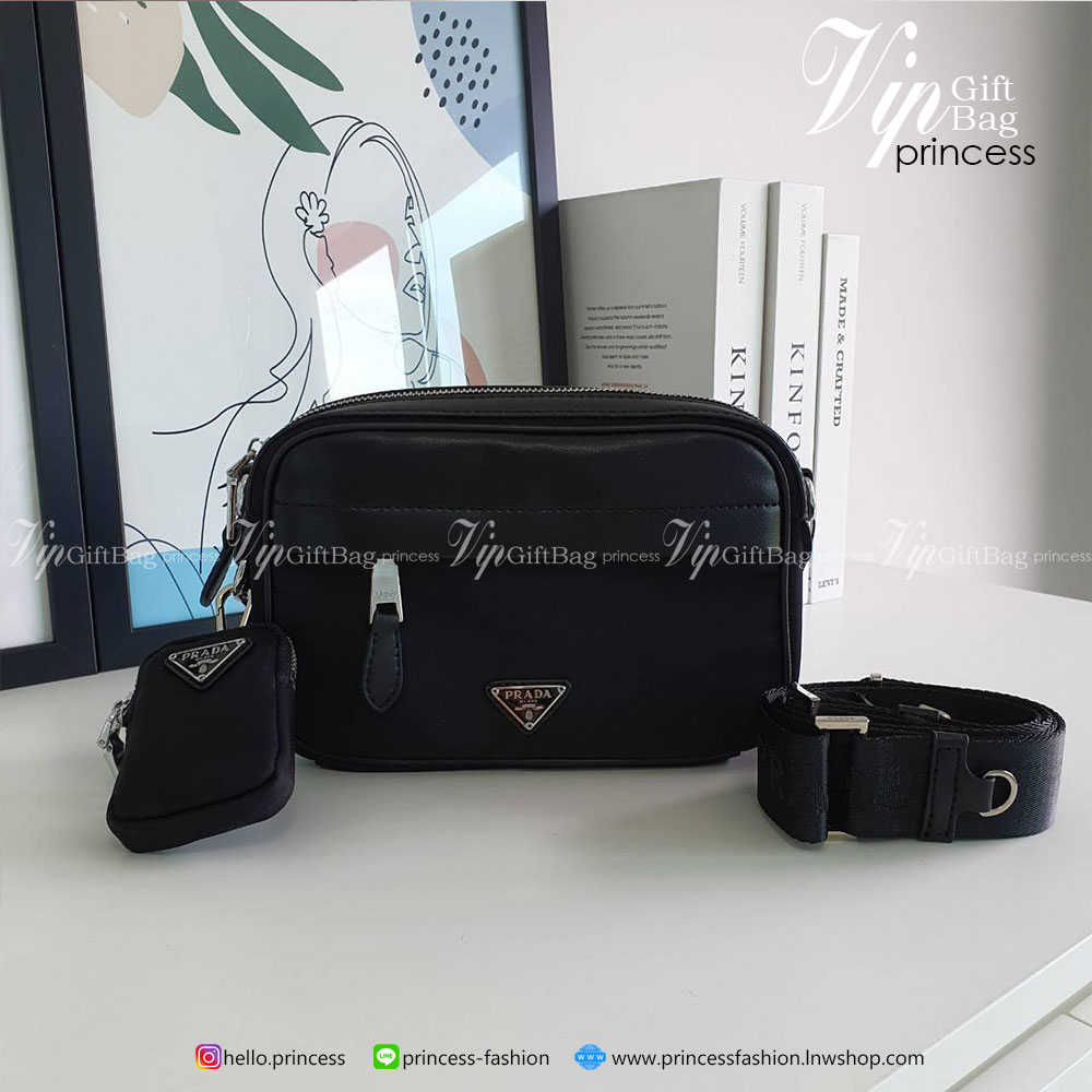 Prada วัสดุทำจาก หนังสลับNylon สามารถกันน้ำได้ ตัวกระเป๋าอยู่ทรงสวย ขนาดกำลังพอดี ไม่เล็กไม่ใหญ่ไป แถมมากับกระเป๋าห้อยใบเล็กคุ้มสุดๆ #อะไหล่เงินทั้งใบ ด้านหลังมีช่องใส่ของ เปิดปิดด้วยซิป ภายใน มีโลโก้แบรนด์ และช่องใส่ของแยก บุผ้าลายแบรนด์ สามารถใส่ มือถือ