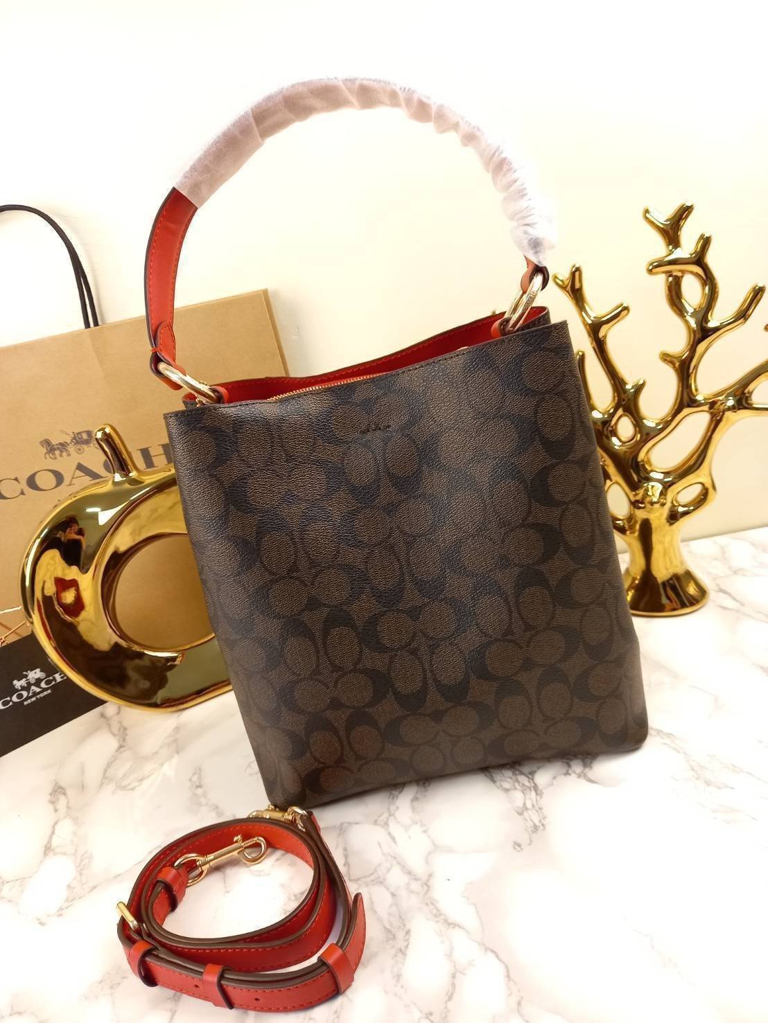 ใบใหญ่ 10" COACH TOWN BUCKET BAG IN SIGNATURE CANVAS (COACH 91512) 🌺 เป็นสีที่ขายดีมากๆ และหายากมากๆด้วย!! //ขนาด 10 นิ้ว ใส่ของได้จุใจ!! //กระเป๋าสะพายข้าง //วัสดุหนังแคนวาสอย่างดี หนังสวย อยู่ทรง มีสายสะพายยาว ใช้สะพายเป็นคลอสบอดี้ได้ สายยา