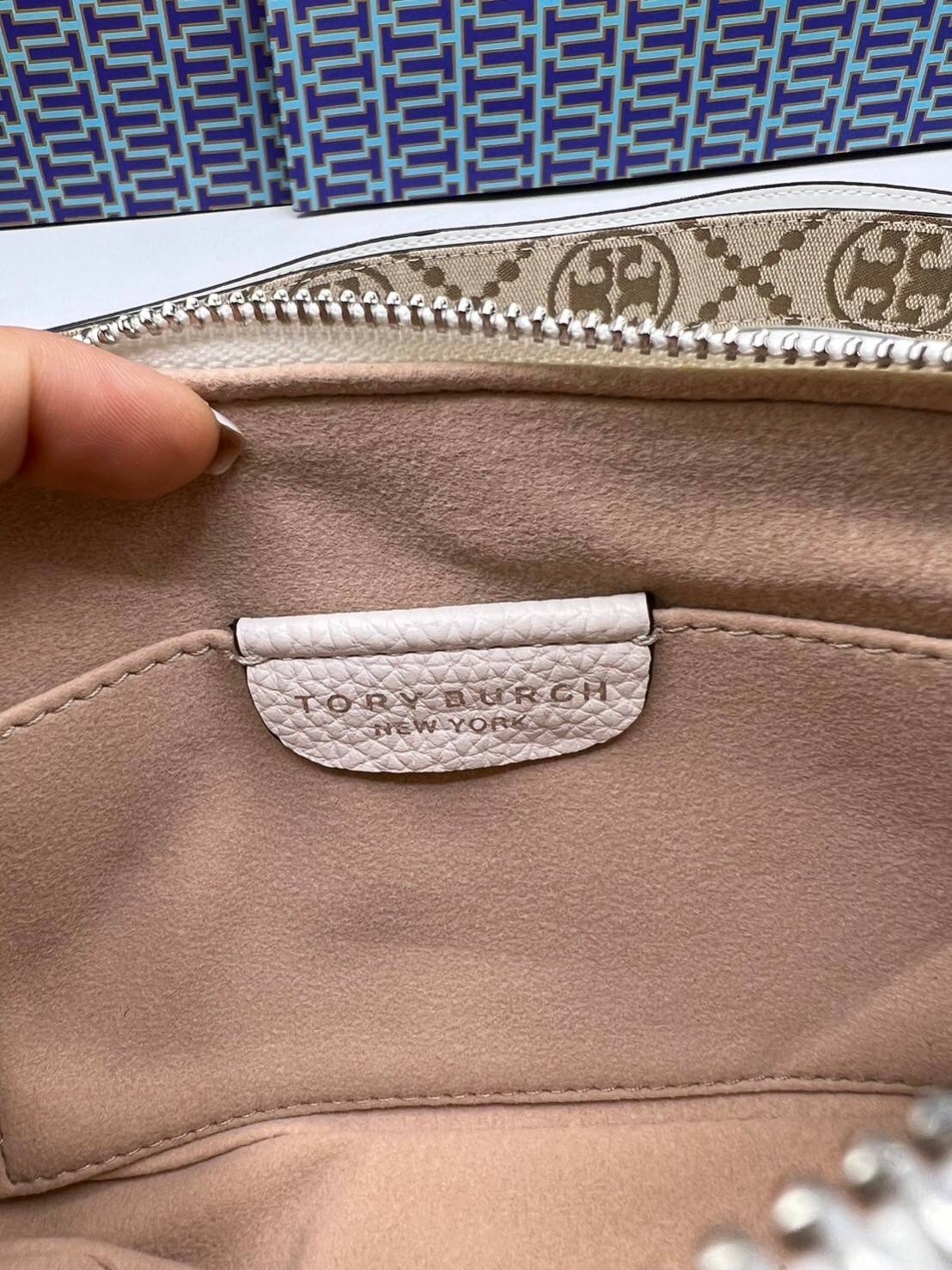 TORY BURCH Miller Mini Crossbody Bag / TORY CAMERA BAG / TORY BAG พร้อมส่ง 5 สี กระเป๋าสะพายใบเล็กมินิมอลในรูปทรงใหม่ที่คล่องตัว