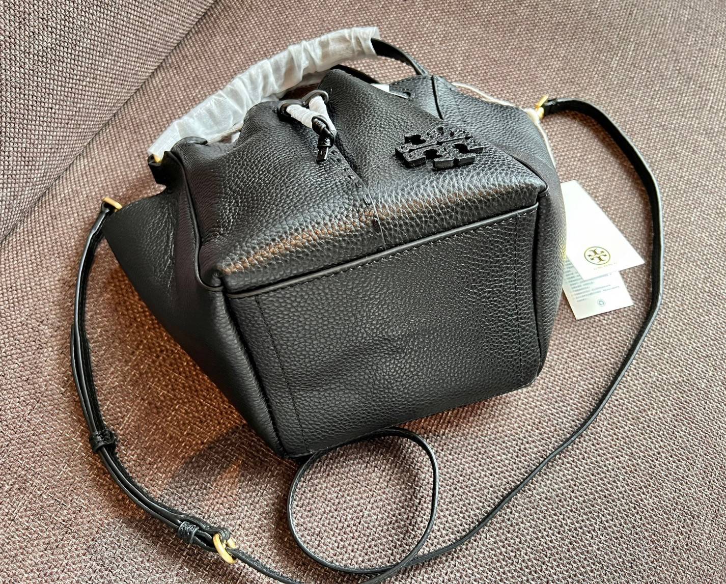 TORY BURCH MCGRAW DRAGONFLY MINI SATCHEL ((90474)) พร้อมส่งที่ไทย แนะนำต้องมีติดตัว สวยมากๆ! กระเป๋าหิ้วหรือสะพายข้างได้ หนังแกะนิ่มสวย อย่างดีเลยค่ะ ดีเทลด้านหน้าแบบหูรูด ปากกระเป๋าเปิดปิดแบบกระดุมแปลก ภายในโล่งกว้าง ใส่ของได้ครบครันหายห่วงค่ะ; มีช่องให้