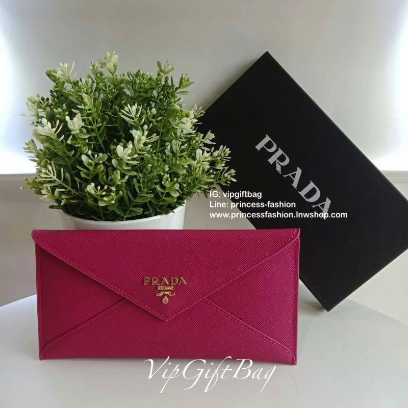 พร้อมส่งครบสีค่าาา กระเป๋าสตางค์ยาว *ทรงหรู จากงานพรีเมี่ยมกิ้ฟ จากเคาเตอร์ต่างประเทศ จากแบรนด์ PRADA ลายหนัง saffiano ของแท้ 100% เปิดปิดฝาพับ มีช่องใส่บัตร 6 ช่อง ด้านในมีช่องใหญ่2ช่อง ใส่ได้ถึงแบงค์พัน หรือจะใส่มือถือได้ถึง Iphone+ และช่องซิปใส่ของจุกจ