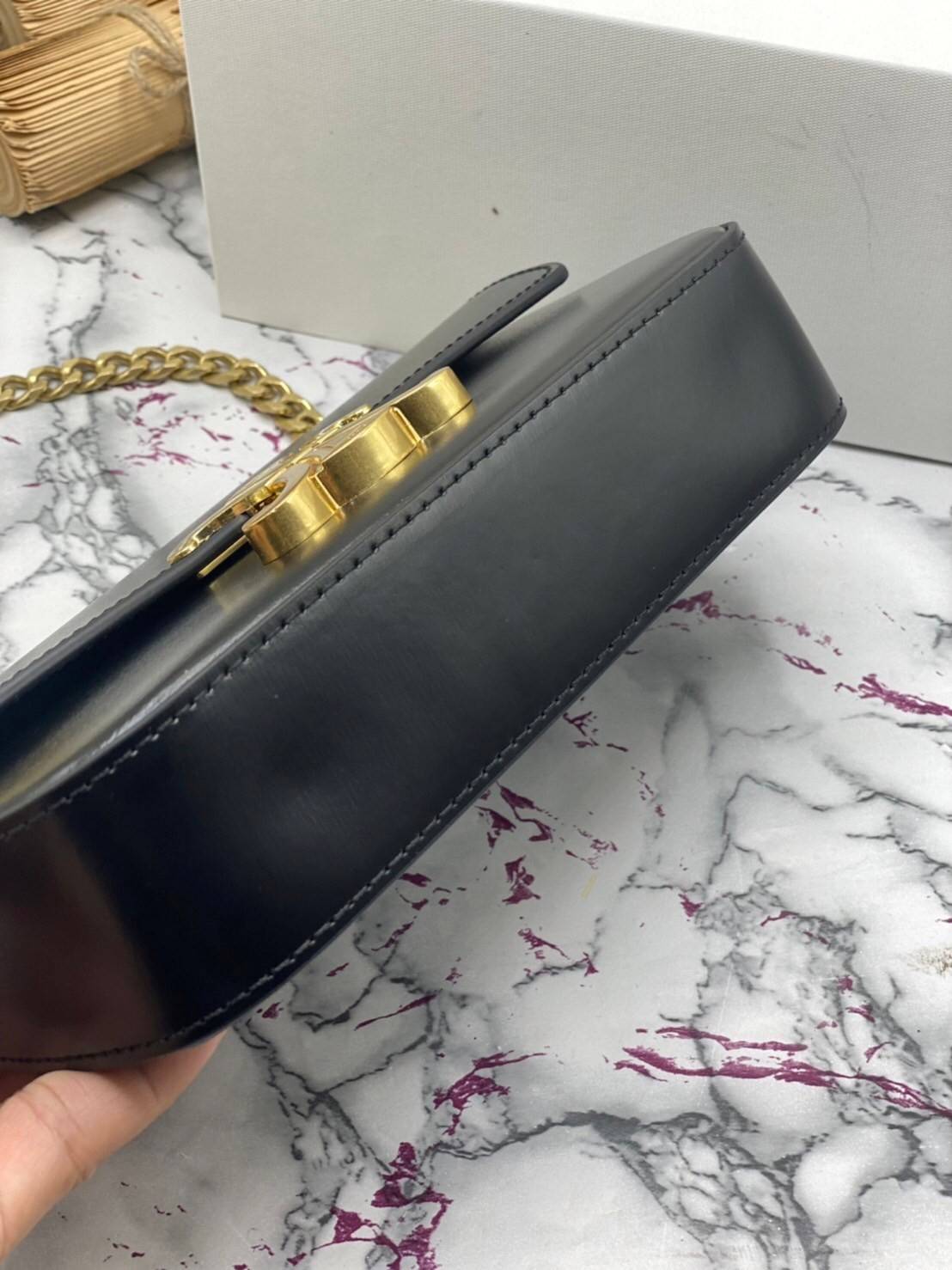 หนังแท้ CELINE CHAIN SHOULDER BAG / CELINE TRIOMPHE พร้อมส่งที่ไทย กระเป๋าเรียบหรูและดูทันสมัย ให้คุณเลือกสะพายในชีวิตประจำวันเข้ากับการแต่งตัวสบาย ๆ หรือจะสะพายออกงานปาร์ตี้สังสรรค์ก็ช่วยให้คุณดูโดดเด่น มีรูปทรงที่ดูแข็งแรงจึงไม่เสียรูปทรงแม้ใส่ของจำนวนม