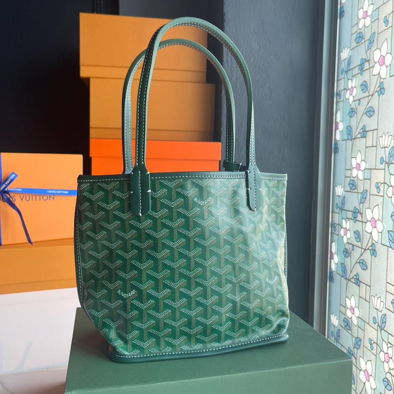 ori GOYARD saint louis mini tote reversible bag / GOYARD ANJOU TOTE MINI กระเป๋าทรงโท้ตมินิ ใช้ได้สองด้านเป็นหนังแท้เกรดดีทั้งใบ ทำให้การใช้งานได้ทนทานกว่า พิมพ์ลายคมชัด ขนาดกำลังน่ารัก ภายในโล่งกว้าง ใส่ของได้เยอะพอสมควรเลยค่ะ ดีไซน์ทรงสวยน่าใช้ แค่ถ