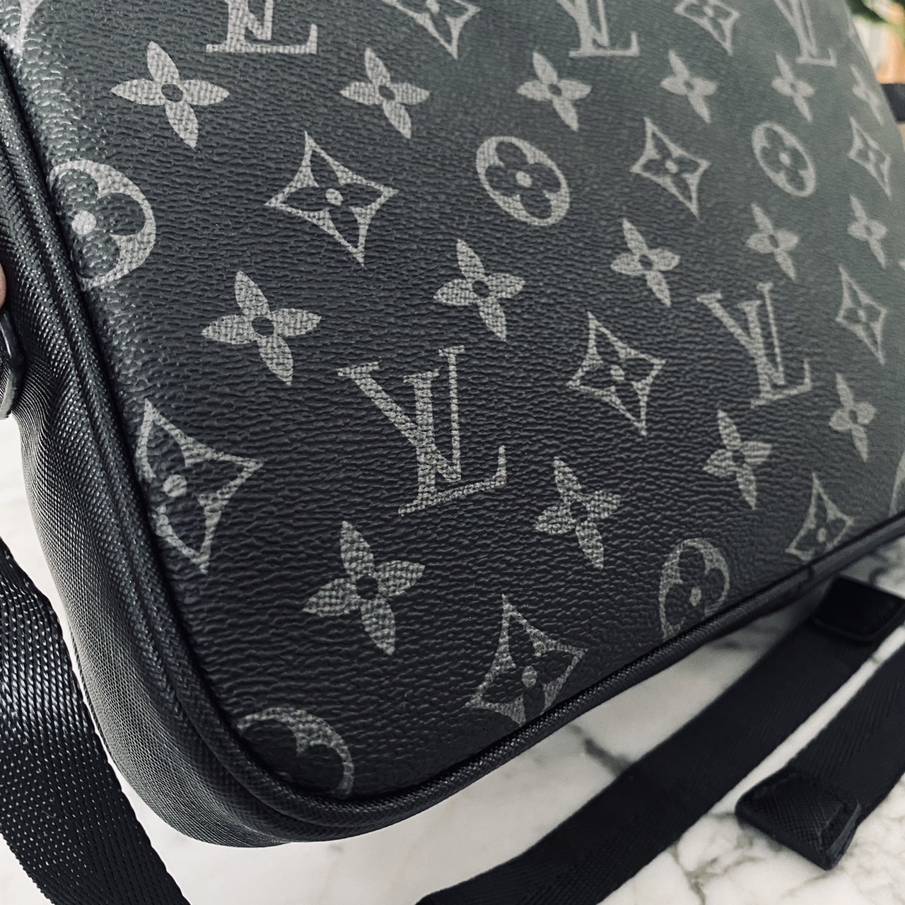 LV Outdoor Messenger Bag กระเป๋าทรงแมสเซนเจอร์สีดำสวยคลาสสิก รุ่นที่ได้รับความนิยมอย่างมาก ท่านชวยควรมีติดตู้ไว้ได้ใช้งานบ่อยๆ แน่นอนค่ะ