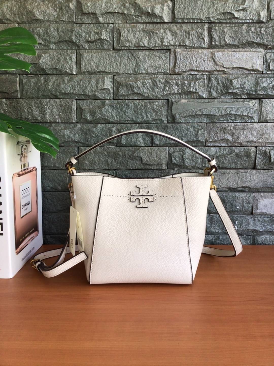 คอลเลคชั่นขายดี มากี่รอบๆ ก็หมดไวทุกรอบ!! TORY BURCH MCGRAW MINI BUCKET BAG กระเป๋าสะพาย และ ถือ คล้องแขน ทรงถัง สะพายได้ 2 ทรง ผลิตจากหนังแท้ หนังลูกวัว หนังนุ่ม หนังหอม น้ำหนักเบามากกก!! หนังลื่น นิ่มสวยมากๆ!! ด้านหน้าประดับโลโก้แบรนด์ ภายในโล่งกว้าง มี